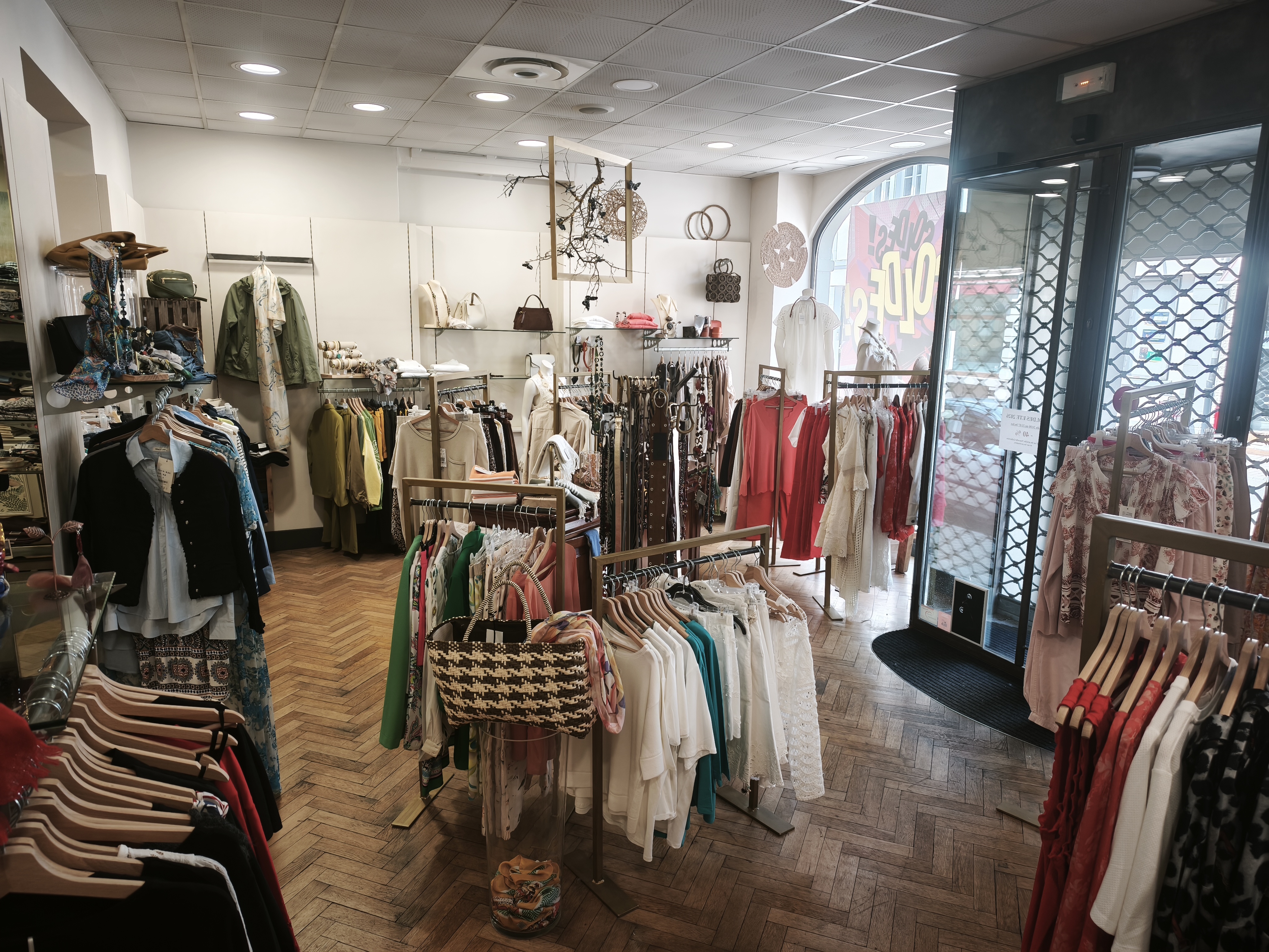 À CÉDER – FONDS DE COMMERCE PRÊT-À-PORTER – CENTRE-VILLE DE MUNSTER (HAUT-RHIN)
Une opportunité rare !
Après 23 années d'exploitation réussie, le propriétaire cède son fonds de commerce pour un départ à la retraite.
Située dans la rue commerçante de Munster, cette boutique de prêt-à-porter,  homme-femme, bénéficie d'un emplacement privilégié, d'une excellente visibilité et d'une clientèle fidèle, locale et touristique.
Boutique climatisée - accès PMR -  disponible de suite.

Cette affaire conviendra aussi bien à un professionnel du prêt-à-porter qu'à un entrepreneur souhaitant reprendre un commerce rentable et reconnu.
Dossier complet sur demande. Bilans disponibles pour les acquéreurs sérieux. Visites uniquement sur rendez-vous. Confidentialité garantie.
