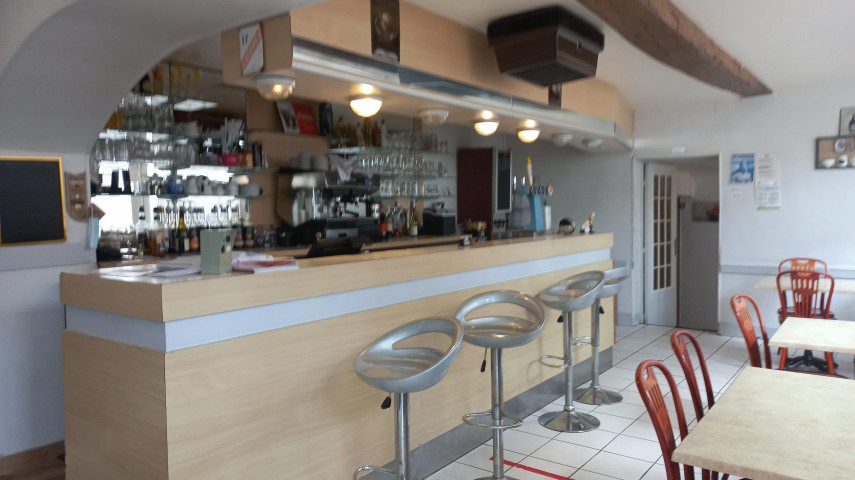 DIAGNOSTIC TRANSMISSION RÉALISÉ - A REPRENDRE - proche de NEVERS, en BOURGOGNE, café-restaurant-hôtel (avec Licence IV). Nous cédons notre établissement exploité depuis 2015.

La commune, en plein essor, chef-lieu de canton, est située dans une zone rurale, à proximité de l'étang de BAYE et du canal du Nivernais. 

CA 2022 : 162 000 €, cuisine traditionnelle
Restaurant une salle (35 couverts), café 20 places, terrasse extérieure saisonnière (décret municipal) 40 couverts
Hôtel 5 chambres
Clientèle locale (en semaine ouvriers et en weekend familles) et de passage
Cuisine équipée complètement et en très bon état (liste du matériel sur demande)
Fonds de commerce en parfait état de fonctionnement aux normes (PMR, hygiène, sécurité) qui ne nécessite aucun investissement
L'établissement est ouvert toute l'année sur 6 jours
Organisation de soirées à thème 
Réel potentiel de développement, dans un environnement favorable à la fréquentation touristique
Affaire à céder pour un recentrage sur une autre activité, accompagnement possible.