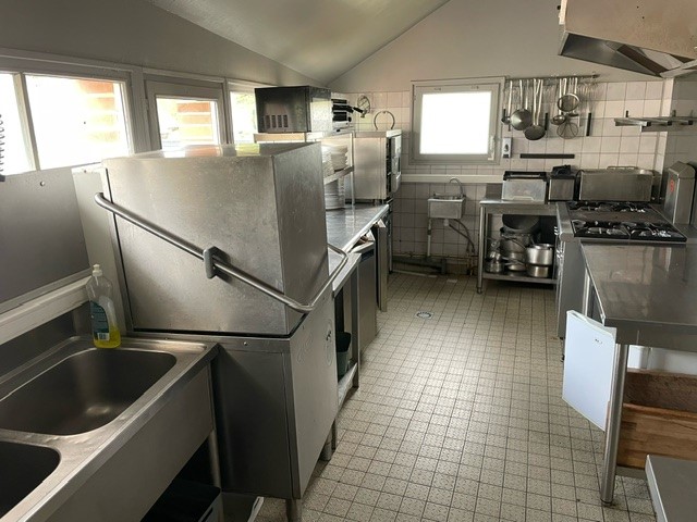 Commerce situé dans un petit village typique et préservé à proximité d'axes fréquentés : Autoroute de Courtenay, et entre les villes de Montargis, Sens et Ferrières-en-Gâtinais.
Il est composé d'une cuisine équipée qui a fonctionné jusqu'au 31 janvier 2026, d'une partie bar et d'une salle de restaurant contenant environ 40 personnes assises le tout pour une surface d'environ 120 m². Une terrasse ombragée est à disposition. 
Un logement de 70 m² est loué avec le commerce et situé directement au-dessus.  
La commune loue le restaurant 400 € TTC/mois et le logent 275 €/mois. 
Parking gratuit à proximité