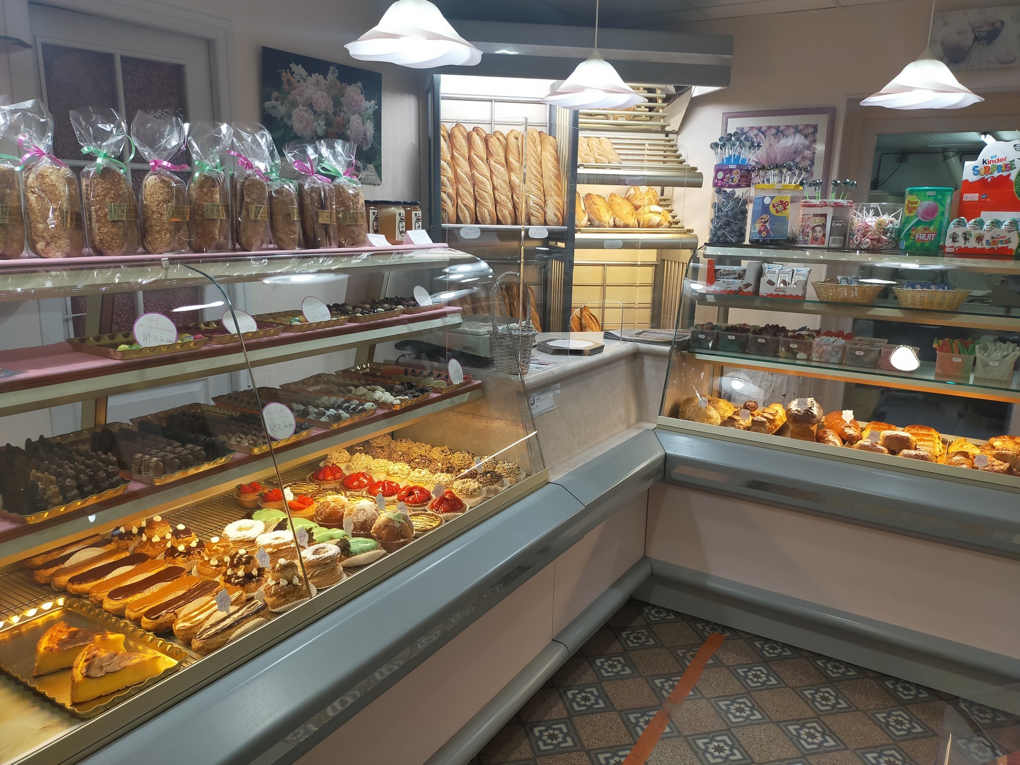 À louer : Local commercial pour boulangerie-pâtisserie ou point de vente à Preuilly
La commune de Preuilly, située au cœur du Cher, sur un axe passant (reliant Vierzon à Saint Florent sur Cher), vous offre l’opportunité unique d’installer votre boulangerie-pâtisserie ou votre point de vente (dépôt) dans un cadre convivial et accueillant.
Ce local communal, idéalement situé au centre du village, bénéficie d’un loyer avantageux, parfait pour un lancement ou un développement d’activité.
Avec une situation centrale, ce commerce sera un lieu de rencontre privilégié pour nos habitants et ceux des communes voisines, impatients de retrouver un commerce et service de proximité. 
La mairie est propriétaire des murs et du matériel de production qui est en état de fonctionnement (four à fuel, chambre de pousse, pétrin etc…), le laboratoire fait 30 m2 et le magasin 20 m2, équipé d’une vitrine réfrigérée. Un rafraichissement et nouvelle décoration sont à prévoir. 
Si vous êtes à la recherche d’une belle opportunité, venez découvrir ce local sans plus attendre !
Des aides financières sont possibles (travaux, matériel, décoration…) selon le projet ainsi qu’un accompagnement de l’entreprise. La commune est aussi située en ZRR avec les avantages fiscaux et sociaux qui en découlent.
Pour plus d’informations, contactez la mairie au 02-48-51-30-08 le matin ou 06-41-42-50-06 ou  par email mairie@preuilly18.fr .