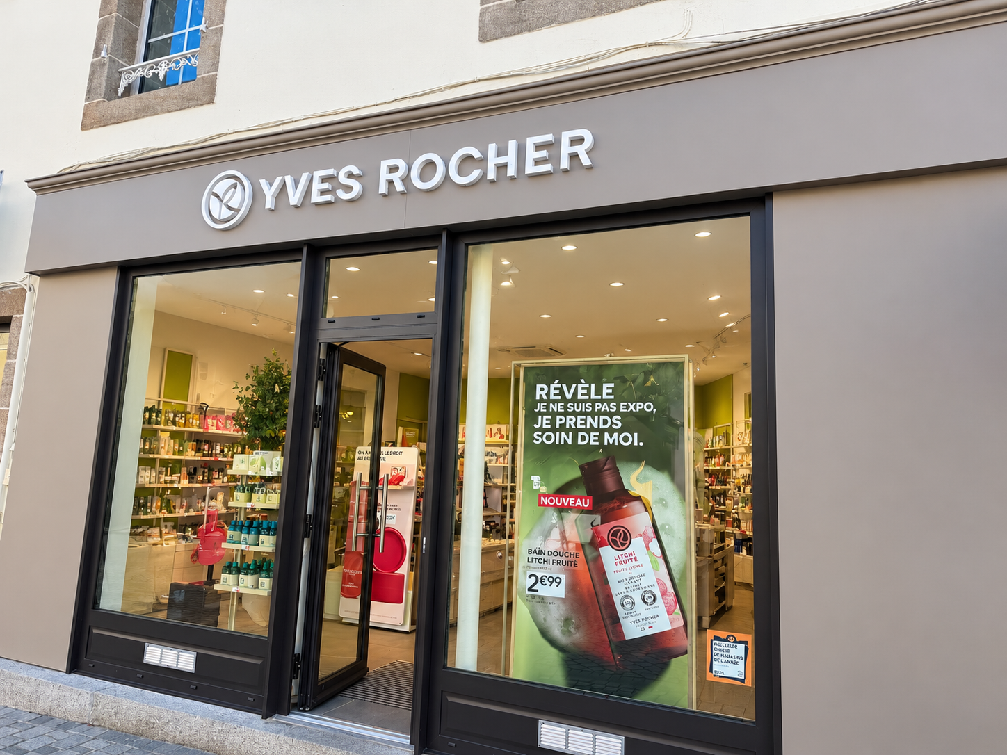 Yves Rocher, vous connaissez ... ?

Le descriptif : Yves Rocher recherche un(e) Partenaire, en Franchise pour piloter le magasin de Carhaix & son Institut de beauté. Ce mode d’exploitation vous permet de devenir un(e) véritable chef d’entreprise, un(e) commerçant(e) indépendant(e).En qualité de Franchisé(e), votre société bénéficie du savoir-faire de l’enseigne et exploite son fonds de commerce, conformément à l’image de marque Yves Rocher et dans le respect des normes du réseau. Dans une logique de partenariat, chacune des parties s’engage pour une durée minimum de 7 ans.

Parlez-nous de vous !

Vous avez une forte expérience dans le retail ?
Vous partagez nos valeurs de marque ?
Envie de piloter un ou peut-être plusieurs centres de profit, tout en capitalisant sur le fonds de commerce ?
Manager des équipes ?
Mettre en pratique vos connaissances en gestion d’entreprise ?
Vous n’êtes pas diplômé en Esthétique ? Rassurez-vous, ceci n’est pas un prérequis.
Vous disposez d’un apport personnel financier (sans emprunt) entre 60 000€ et 80 000€.
Rejoindre l’aventure Yves Rocher, c’est… Et si on vous disait qu’il est possible d’entreprendre aux côtés de la marque préférée des Français ?P arce que oui, nous sommes à la recherche de futures pépites qui reprendront nos boutiques et institut. Être Partenaire Yves Rocher, c’est faire partie d’un réseau de personnes passionnées et positives, qui ont à coeur de faire rayonner la beauté et le bien-être de notre clientèle, tout en protégeant la biodiversité.

Cette annonce vous parle ? Vous pensez correspondre au profil recherché ? Sautez le pas et écrivez-nous !

Un droit d’entrée d’un montant de 10 000 € est requis (compris dans le montant global de l’affaire).

Si votre profil correspond aux critères recherchés, un premier entretien pourra être organisé avec la franchisée actuelle, cédante des parts. Dans un second temps, votre candidature sera soumise à validation par le franchiseur Yves Rocher.
