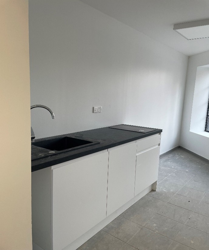 2 Place du Monument – Local à louer !
Devenez commerçant au cœur d’Arleux, capitale de l’ail fumé !
Un emplacement stratégique, une vitrine visible, un accompagnement personnalisé.

Description du local :  

• Surface totale : 124,53 m² 
• Espace de vente : 49,37 m² 
• Deux chambres froides : 7,17 m² et 4,11 m² 
• Zone de travail : 31,45 m² 
• Local poubelle, espace personnel (8,23 m²), grande cave 
• Vitrine lumineuse, excellente visibilité 

Travaux de rénovation terminés en décembre 2025 – Disponible dès maintenant
 
Équipements mis à disposition : 

La commune met gratuitement à disposition un distributeur automatique, équipé de cases sèches et de cases réfrigérées, afin de permettre au futur commerçant de proposer ses produits les jours de fermeture ou en horaires décalés. 
Seule la consommation électrique liée à cet équipement restera à la charge de l’occupant. 
 
Spécialité locale à valoriser : la Côte Arleusienne 
Le futur boucher devra connaître et proposer à la vente la Côte Arleusienne, spécialité locale mise en valeur par l’ail fumé d’Arleux, produit emblématique de la commune.  Le professionnel pourra également créer ou décliner ses propres recettes à base d’ail fumé, afin de valoriser l’identité du territoire tout en affirmant son savoir-faire.

 Loyer et aides communales : 
• Loyer mensuel : 890 € 
• Abattements pour création de commerce neuf : 
    - 50 % la 1ère année 
     -30 % la 2ème année 
     -10 % la 3ème année 
• Délocalisation d’un commerce existant : -30 % la 1ère année 
 
Un territoire engagé pour le commerce local : 

Depuis 2019, la commune d’Arleux bénéficie : 
• du dispositif "Petites Villes de Demain" 
• du programme régional "Redynamisation des centres-villes et centres-bourgs" 

Un cadre propice pour entreprendre durablement !