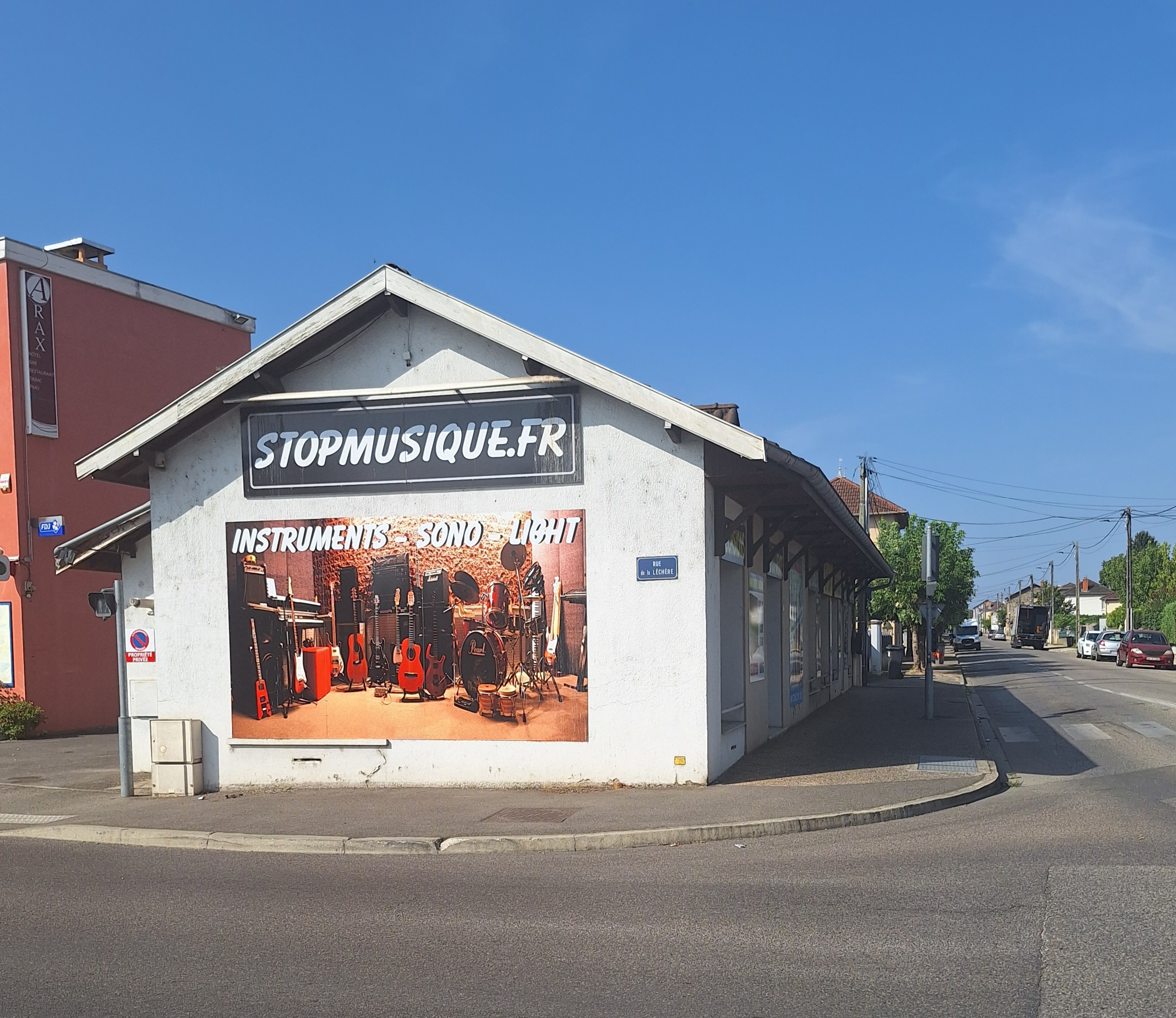 Magasin généraliste,  " de l'harmonica au piano " + sonorisation éclairage. Vente , entretien réglage sur surface de 270 m2 .
Affaire très saine créée en 1984 avec toujours le même dirigeant .
Emplacement de premier choix :
Commerce situé à 25 km de l'est de Lyon au croisement des départements de l'Isère, de l'Ain et du Rhône. 
A l'entrée d'une immense zone commerciale dans une agglomération de + de 32000 habitants en plein développement .
Partenaire de nombreuses écoles de musique et associations musicales sur la région Rhône-Alpes ainsi que de nombreuses institutions et collectivités territoriales locales ( Conseil Général, Mairies , Communauté de Communes, Collèges , Lycées ) 
Location de matériel de sonorisation et éclairage pour événements chez les  particuliers ou associatifs .
Sur place entretien  réparation et réglage instruments ,amplis ....
Stock évolutif en place a reprendre selon ....
Fournisseurs ok pour continuation des conditions commerciales et contrats en cours .
Les + :
Cours  de musique guitate sèche et électrique,  basse, piano, chant, eveil musical batterie, saxophone, accordéon par prof indépendants .
Accompagnement envisageable. 
Station de tramway depuis Lyon à 200m derrière le magasin a l'horizon 2030.
Zone de chalandise en plein développement avec création prévu de 10 000 emplois pour construction et fonctionnement des 2 EPR situés à 5 km.