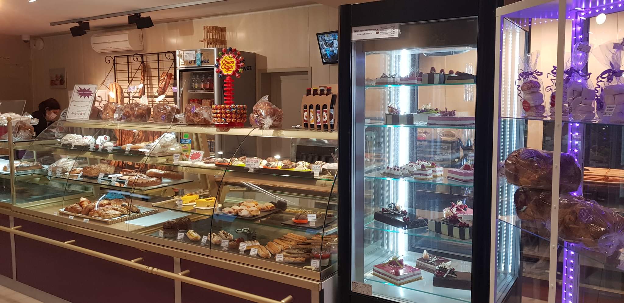 URGENT CAUSE SANTE !  70 000,00 EUROS 23% DU CHIFFRE D’AFFAIRES (Chiffre d’affaires 304 000 Euros) ! Loyer commerce 1203,06 euros, loyer maison 601,44. A vendre boulangerie pâtisserie snacking, licence IV et tabac (possibilité de l’arrêter), possibilité restaurant, bar tabac…., gros potentiel !
FERMETURE SAMEDI ET DIMANCHE. Ouverture du lundi au vendredi 7H00 19H00. 6 semaines de congés annuel.
1 vendeuse temps plein. 1 pâtissière 38h50.
FOUR AU FIOUL très bien entretenu, COMPTEUR BLEU
Travail avec le passage et les usines aux alentours Axe routier national 10. Grand parking.
Contrôle Véritas février 2025 vierge. 
Bail jusqu’en septembre 2027.
10 quintaux.
Chiffre d’affaires 304 000 Euros.     Prix de vente 70 000 €.
Possibilité d’acheter les murs via les propriétaires.
Très bonne affaire avec plein de possibilités, beaucoup de potentiel et de développement possible. Belle salle de snacking pouvant accueillir 14 personnes + terrasse d’environ 20 personnes.
Grande surface de vente, machine à café, vente de produits artisanaux et locaux et vente de produits de première nécessité qui peut être développée.
Vente du journal de la région mais la presse peut être développée également.
Labo pâtisserie et snacking, 1 fournil, vestiaires homme et femme avec WC. La disposition est faite en sorte que la marche en avant soit respectée. Tous les compresseurs froids ont moins de 6 ans sauf vitrine snack et une chambre de fermentation. Les cuves à fioul sont aux normes avec une réserve toute utilité.
Pour plus d’informations et de photos n’hésitez pas à nous contacter.
Labo pâtisserie :
Congélateur surgélateur Bongard 4 portes de 2020.
Chambre froide d’environ 6m2.
Tour réfrigéré 4 portes.
Four ventilé 4 plaques Panimatic.
Étuve Panimatic 12 plaques.
Batteur 20L.
Lave main à cellule.
Congélateur bahut.
2 fenêtres vue sur la vallée.
Chauffe-eau de 2023.
Fournil :
Pétrin Phebus de 40 litres de pétrissage axe oblique.
Diviseuse JAC rectangulaire 20 pâtons.
Façonneuse Bongard.
Repose pâtons JAC BM230.
2 chambres de fermentation contrôlée Panimatic.
Plan de travail bois avec laminoir Panirecord.
Four Bongard Cervap à fioul avec système de buée refait avec adoucisseur.
Lave main à genoux.
Porte sur extérieur et 2 lucarnes.
Couloir :
3 congélateurs portes.
Petite réserve ou possibilité d’en faire une douche (déjà installée).
Vestiaire homme avec toilettes
Vestiaire femme avec toilettes
Boutique :
Vitrine négative de vente.
Double vitrine positive.
Vitrine à boisson.
Vitrine pâtisserie 1m30 de long.
Vitrine viennoiseries 1m30 de long.
Vitrine snacking 2m10 de long.
Rayon à pain en fer forgé.
Microns ondes.
2 climatiseurs réversibles.
Point d’eau avec évier.
Trancheuse à pain.
Un meuble vitrine pour les produits locaux.
2 meubles vitrines.
Machine à café libre-service (café grain) sans contrat appartenant à la boulangerie.
À l’entrée un bar.
Une réserve arrière-boutique pour tabac, boisson, emballage…. Qui descend sur un grand garage (personnel) avec un ancien caisson actif pour stockage sec et celui-ci dessert une pièce pour le stockage de 2 grands congélateurs bahuts pour la boulangerie, et une grande pièce pour le stockage de la boutique (matériel éphémère …)
Porte d’entrée et de sortie vitrées et 3 ouvertures de murs vitrées.
Très belle luminosité.
Salle de snack :
Capacité 14 places.
Grande baie vitrée double porte sur terrasse. 
Côté personnel (environ 110m2) :
Belle habitation qui est attenante à la boulangerie mais avec entrée personnelle séparée et distincte.
La liaison entre le perso et le pro se fait par une pièce d’eau et WC.
3 chambres.
1 SDB baignoire avec WC et velux.
La cuisine et salle à manger est en contrebas du salon et donne directement sur une terrasse d’environ 40m2 sans vis à vis avec vue dégagée.
Pièce attenante à la cuisine (qui peut servir de buanderie).
Pièce chaufferie avec chauffage fioul et cave.