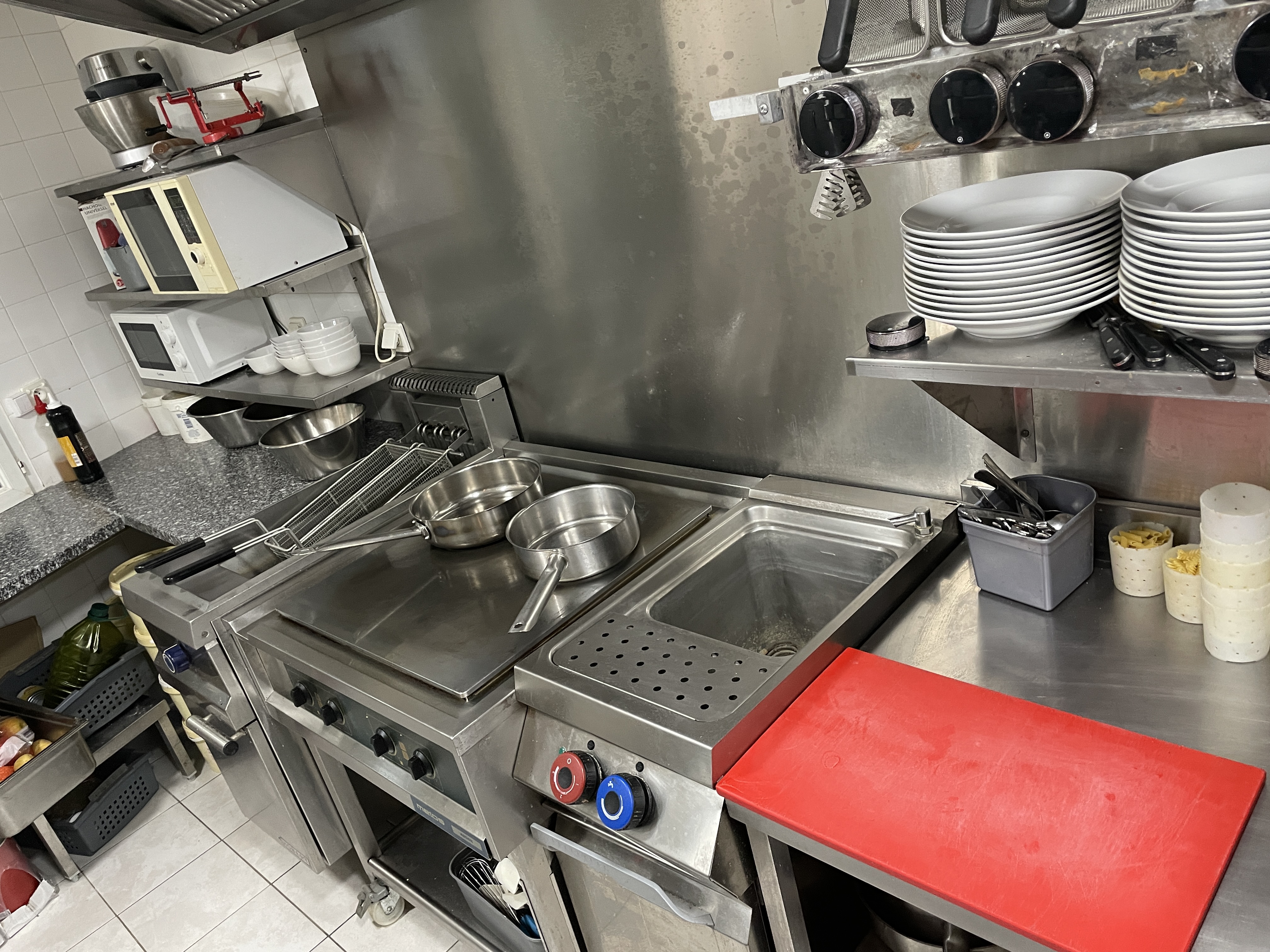 Les + : Centre-ville - Grande terrasse - Capacité en couverts : Eté : 200 couverts / hiver : 75 couverts. Couverture téléphonie et fibre opérationnels

Le territoire Morvan Sommets et Grands Lacs est une destination touristique du Parc naturel régional du Morvan, à moins de 3h des régions parisienne et lyonnaise. Pizzeria idéalement placé (au centre-ville) au sein de Château-Chinon (2000 habitants dont 800 étudiants) et capitale du Morvan.
Proche du panorama et site « le Calvaire », du projet d’astronomie « de la Terre au Ciel ». Voisin également du tiers-lieu « le Trois ». Ville dynamique par ses nombreux commerçants, artisans et multiples professionnels de soins (hôpital, médecins généralistes, dentiste, ostéopathe, kinés, podologue) et vétérinaire. Château-Chinon, ville d’accès entre Bourges (18) et Dijon (21) via Nevers (58) et permet de rayonner sur des sites majeurs (Lac des Settons, Bibracte, Vézelay, Autun…).

Pizzeria et restaurant traditionnel, licence IV, localisée 14 rue du docteur René-Pierre SIGNE
Ouverture 5 jours/semaine (fermeture le dimanche et le lundi), 6j/7en saison. Affaire familiale avec pizzeria & restaurant traditionnel depuis 22 ans. Fonctionne avec 2 salariés + 3 saisonniers en juillet/août
RDC : cuisine (20 m²) aux normes et plonge (8m²), comptoir, salle de restauration (80 m²) pouvant accueillir 35 couverts, sanitaires, 
Terrasse : superficie totale 600 m². Seulement 300 m² utilisés pouvant accueillir 125 couverts
1er étage : salle de restauration (60 m²) pouvant accueillir 40 couverts, 2 locaux de stock
2e étage : appartement de 60 m² (4 chambres, salle de bain) accès par le restaurant.
Cave : accès par une trappe. Chauffage électrique indépendant (restaurant et appartement), radiateurs changés en 2023, fenêtres « double vitrage » dans la partie commerce. Toiture récente (10 ans)
Matériel en bon état : plancha, piano, four, friteuse, 2 chambres froides, cave à vins, etc. 

Pizzeria : prêt à l’emploi. Logement : travaux de rénovation et performance énergétique à prévoir. Périmètre de l’ABF (Architecte des Bâtiments de France) à respecter pour les travaux extérieurs. 
Le restaurant bénéficie d’une clientèle régulière, locale, régionale et de vacanciers. Clientèle étrangère répartie entre NL et belges (60%) et Fr (40%). 

Affaire saine et marge de progression possible - C.A annuel 2025 (01/10 au 30/09) : 290 000 €
Prix du fonds de commerce : 190 000 €
Loyer de la terrasse : 500 €/mois. Loyer du commerce : 700 €/mois
Possibilité d’achat des murs (avec un autre bâtiment attenant)

Le vendeur : M. et Mme GUYOT – 14, rue du docteur René Pierre Signé - 58 120 Château-Chinon