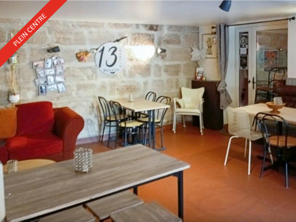 Situé dans l’hyper-centre de Brive-la-Gaillarde, ce bar à musique de 50 m² représente une opportunité rare pour un repreneur souhaitant développer une activité nocturne. L’établissement dispose d’une scène équipée, d’un bar central et d’un éclairage professionnel, permettant une exploitation immédiate. Actuellement ouvert seulement deux jours par semaine, il offre un fort potentiel de croissance du chiffre d’affaires. Une option d’achat des murs est également envisageable pour sécuriser votre investissement.

Surface totale de 50 m² comprenant une salle principale avec bar central, une scène équipée pour les concerts et une capacité d'accueil de 50 personnes.

Prix de vente du fonds : 52 000 €
Loyer mensuel : 550 €
Fiscalité : Aucune taxe foncière à la charge du locataire