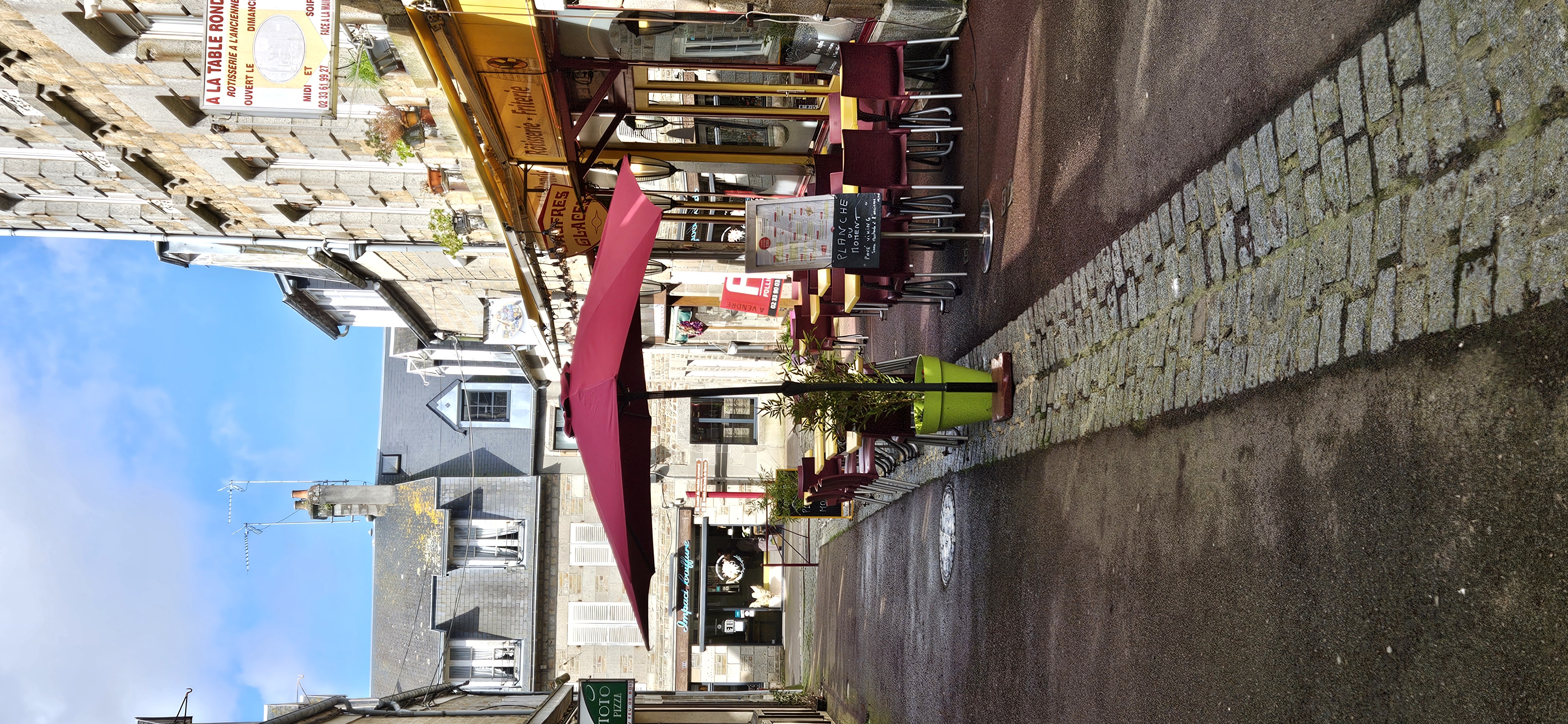 Dans la cité du cuivre près de l A84 Restaurant Rôtisserie Brasserie dans la seule rue piétonne du village étape 
Cuisine Ouverte 
Pas de personnel à reprendre 
IDEAL POUR UN COUPLE 
Salle 43 couverts, Terrasse 32 couverts