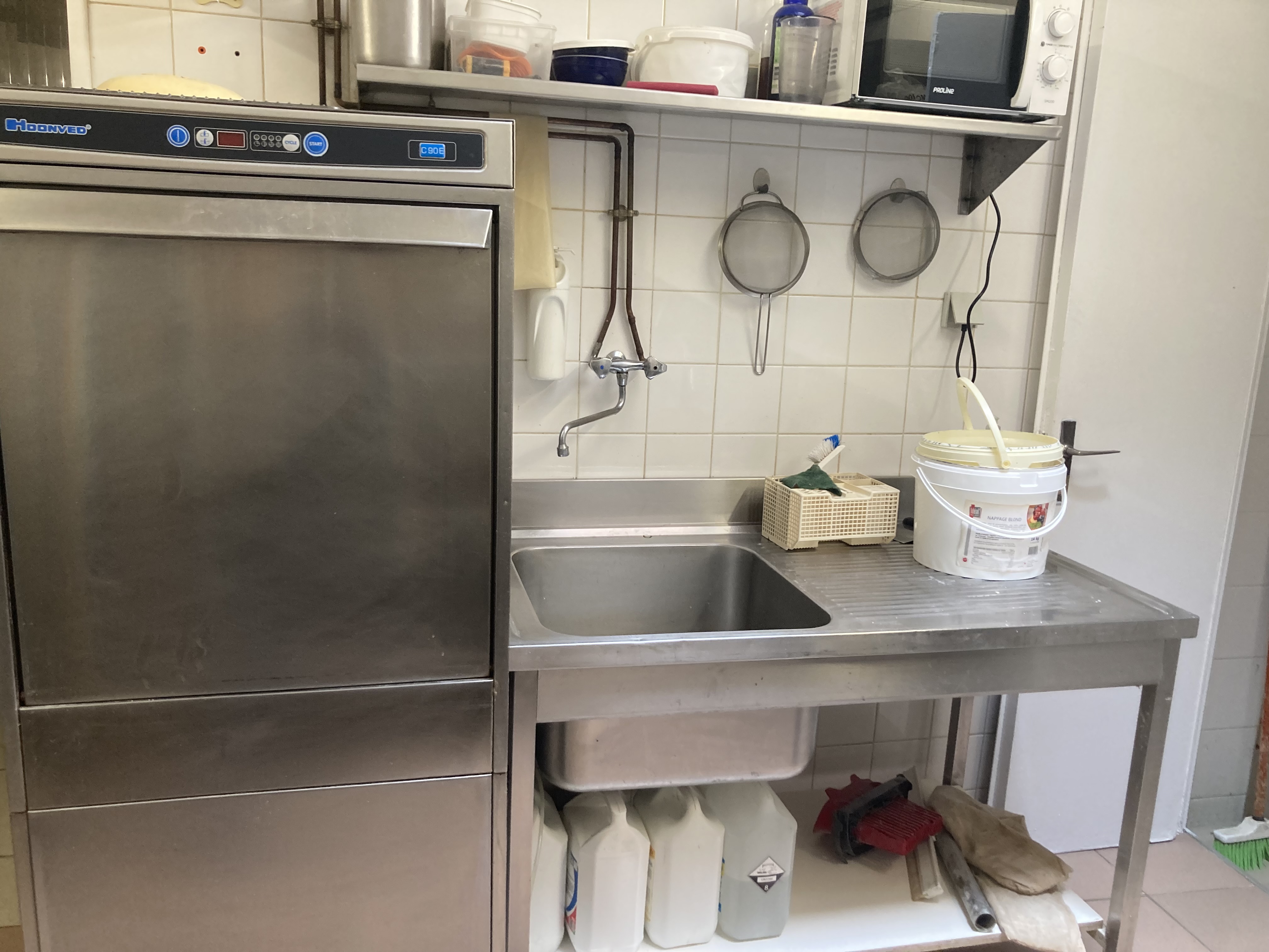 Très belle boulangerie pâtisserie à vendre dans la Loire 42
A seulement 35 mn de Saint Etienne et 15 mn de Montbrison
Cette opportunité est à proximité de divers commerces (restaurant, coiffeur, bar tabac, esthéticIenne, primeur, auto école)
Village disposant d'une école et de nombreuses associations

Idéalement placé avec des lignes de transport 12 mn de la gare, 20 km station de ski 
Sans concurrence directe
6 semaines de fermeture par an
Fermé le dimanche après midi et le lundi 
Pas de dépôt
Salarié 1 boulanger, 1 apprenti boulanger 1 vendeuse et un couple d'exploitant