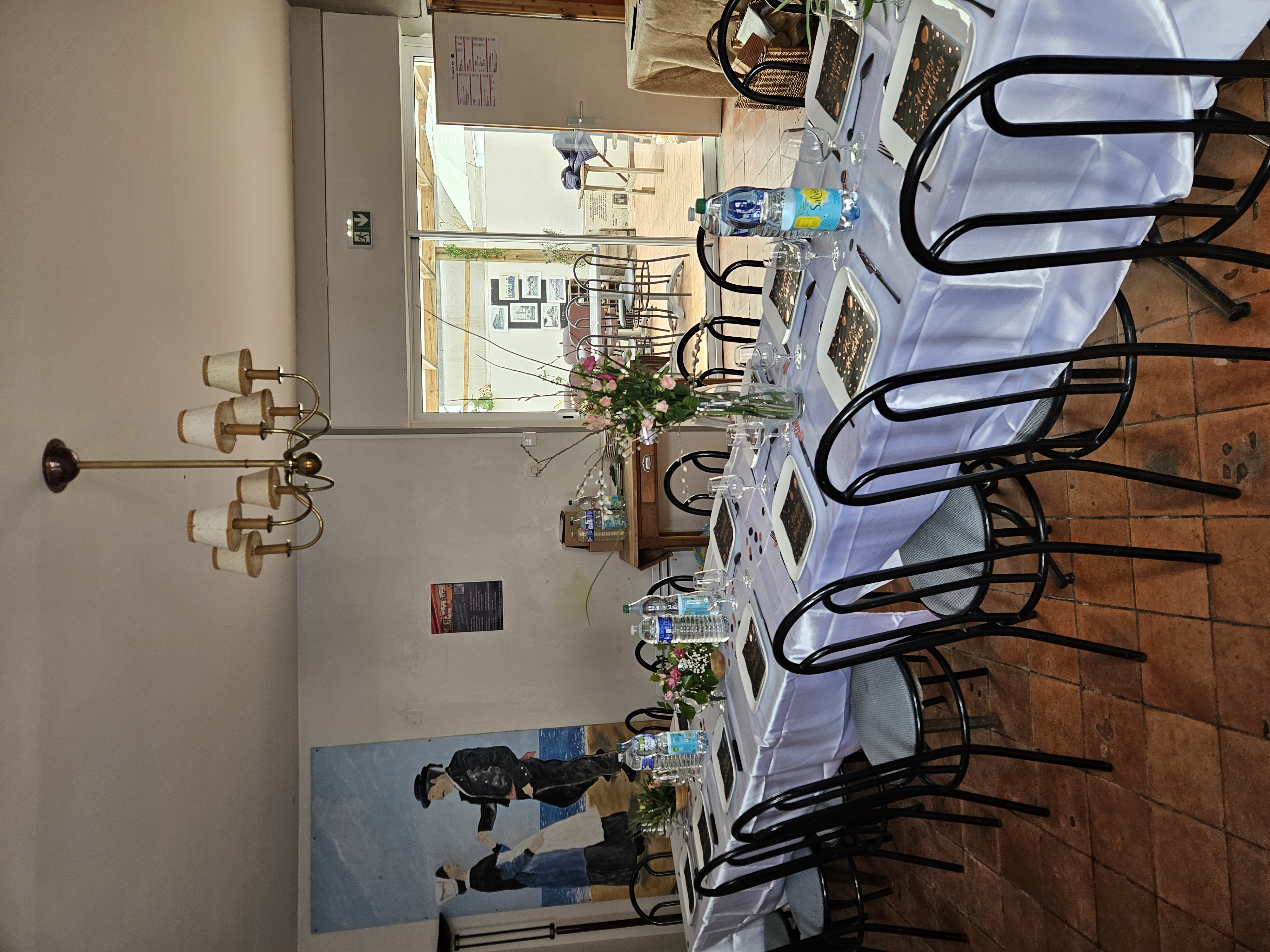 A vendre fonds de commerce / bar avec bail commercial situé à 800m de la place du marché de St Jean de Monts.

Disposant d'une licence IV, le local fait une surface totale de 100m² et se compose de 3 espaces :
Une salle de bar avec une petite réserve et des wc,
Une terrasse couverte
et une salle de jeux / réception.

Idéal pour une exploitation en solo.