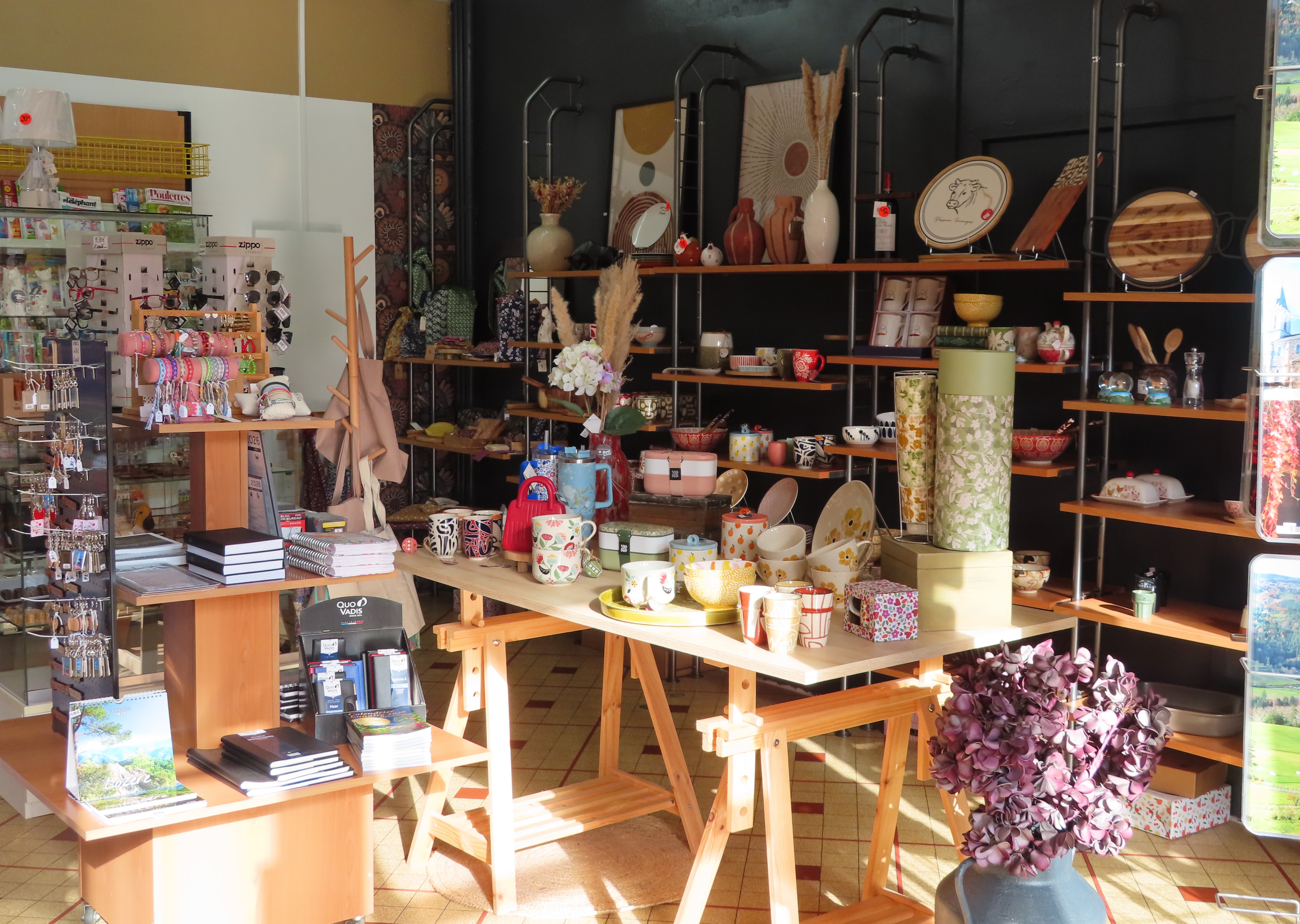 A reprendre, commerce proposant une gamme variée de services : vente de tabac, distribution de la Française des Jeux, presse, livres de Poche, carterie, livres et jeux pour enfants, objets déco – cadeaux, snacking.
Situé en cœur de village (environ 700 habitants), sur un axe passant, le magasin dispose d’un excellent emplacement alliant visibilité et accessibilité. Grand parking situé à proximité directe.
 
Le magasin, entièrement agencé et aux normes en matière de sécurité et d’accessibilité,  dispose d’une surface de vente de 56 m², d’une réserve de 20 m² et d’une petite terrasse (capacité d’accueil : 10 personnes). Un espace « snacking » composé de deux mange-debout et d’une table permet d’accueillir 8 personnes et de créer un espace de convivialité au sein du magasin. 

Aucun salarié à reprendre. Possible accompagnement des repreneurs.