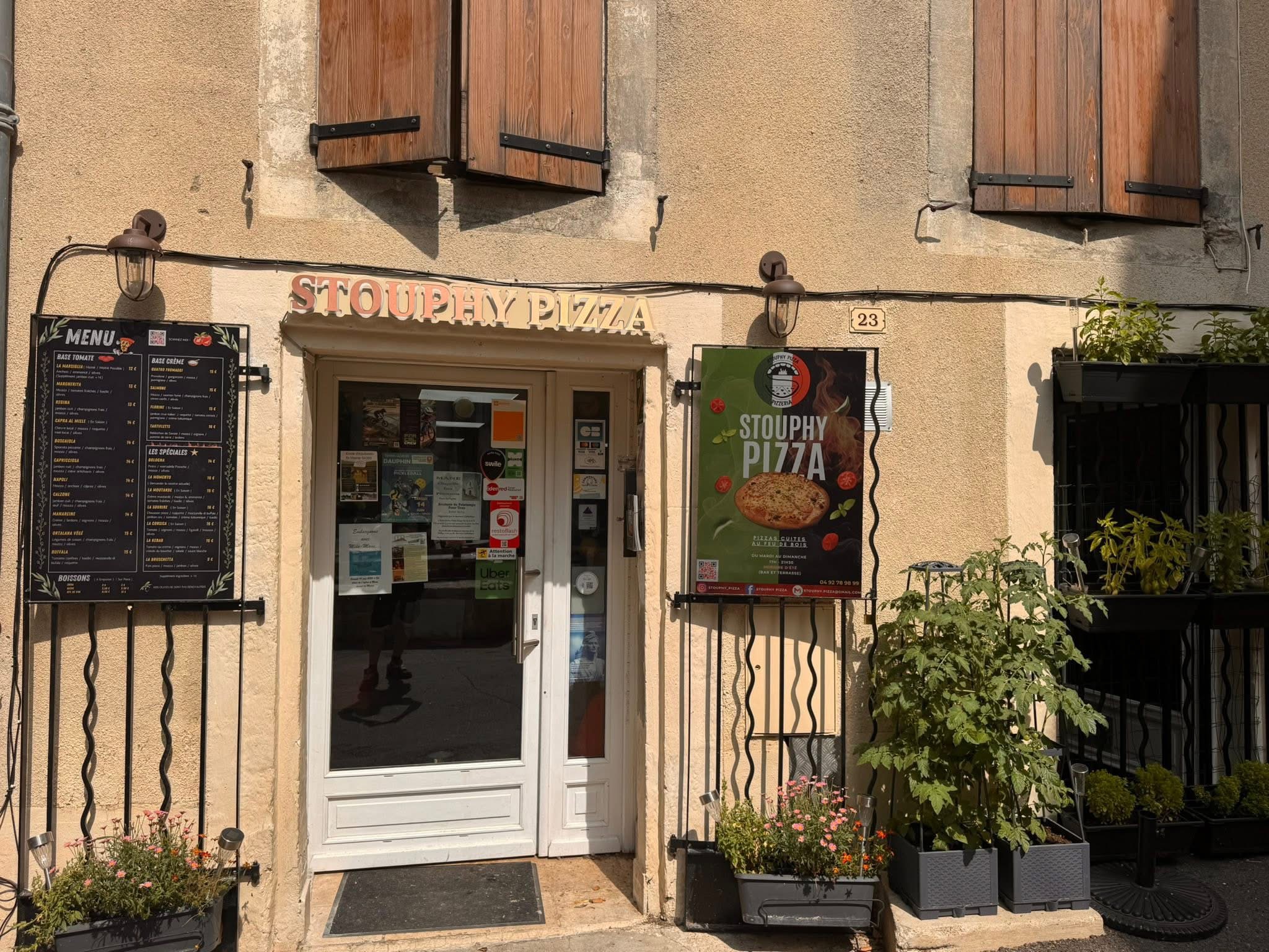 À saisir, fonds de commerce de pizzeria – restaurant avec licence III, situé à Mane (04300), charmant village de caractère des Alpes-de-Haute-Provence, proche de Forcalquier.

⸻

✅ Les atouts du commerce :
	•	Chiffre d’affaires en forte croissance : plus de 182 000 € TTC réalisés depuis l’ouverture en juin 2024.
	•	Bail avantageux : loyer seulement 475 €/mois + 40 € charges.
	•	Terrasse d’été (≈ 15 m²), très appréciée de la clientèle.
	•	Licence III + licence restaurant déjà en place.
	•	Dérogation ERP accessibilité validée, aucun gros travaux à prévoir.
	•	Matériel complet inclus (four, équipements, mobilier).
	•	Base de données clients de plus de 800 contacts incluse dans la vente.
	•	Conservation du numéro de téléphone actuel, déjà connu de la clientèle → continuité immédiate.

⸻

👨‍🍳 Activités actuelles :
	•	Pizzeria sur place et à emporter.
	•	Service de bar : bières, vins, softs.
	•	Viennoiseries et pain le matin, très apprécié par les habitants.
	•	Clientèle locale fidèle et touristique régulière.
	•	Concept facilement transformable en bar à pâtes / vins / bières pour diversifier davantage.

⸻

📈 Opportunité idéale pour :
	•	Un couple ou un professionnel souhaitant s’installer dans un cadre de vie agréable.
	•	Une personne voulant reprendre une affaire clé en main, avec fichier clients et communication existants.