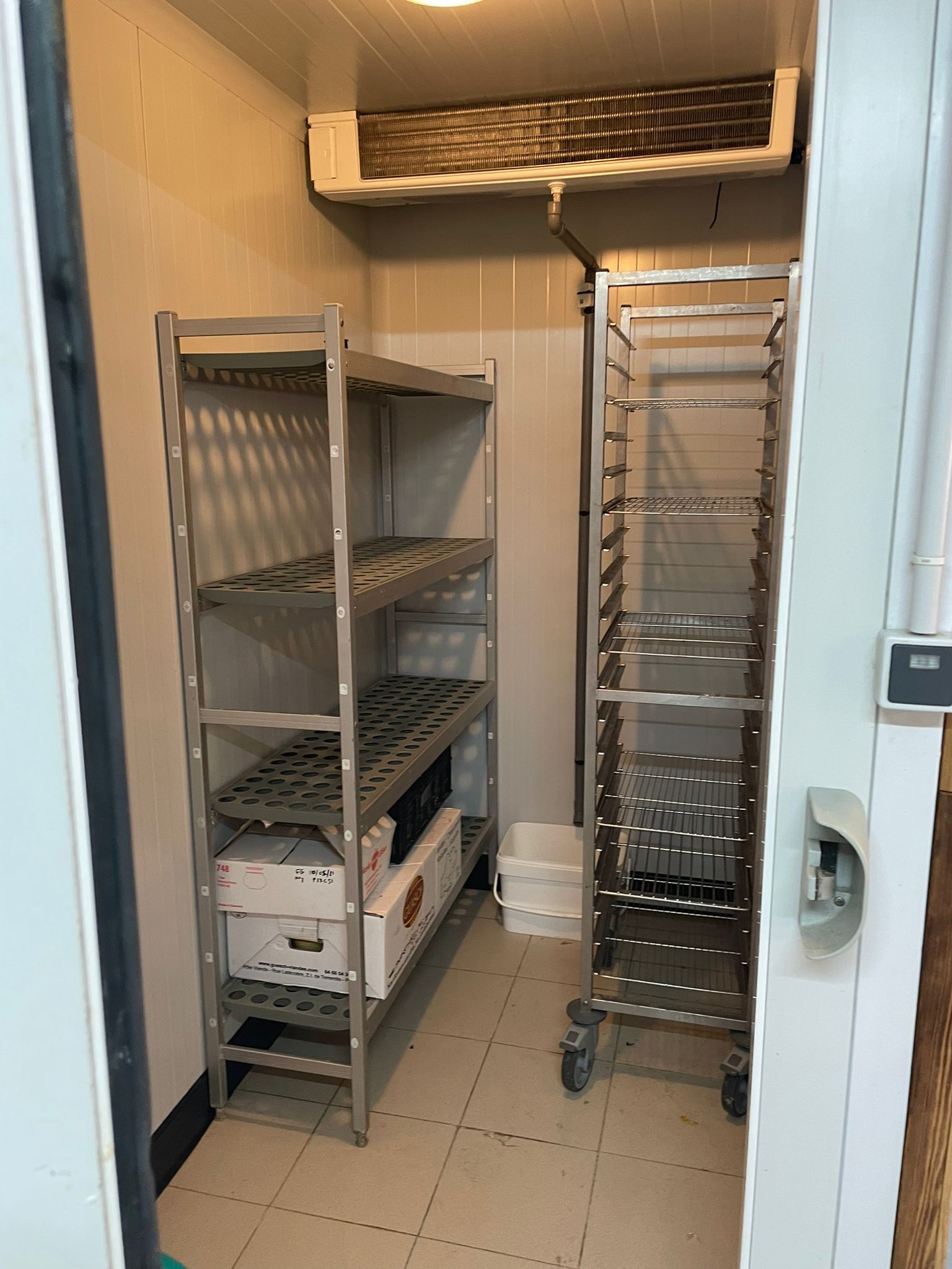 C'est une boucherie qui existe depuis plus de 60 ans au cœur d'un village de montagne de 700 habitant proche de La Poste, la mairie, l’épicerie boulangerie, au pied d'une station de La station de ski “Espace Cambre d’aze” Clientèle locale des villages aux alentours, habitués, ainsi que clientèle saisonnière et de résidence secondaire. 

La boucherie est entièrement équipée pour le métier de boucher et de charcutier avec trois chambres froides un séchoir et tout le petit matériel 

Chiffre d'affaire 470.000 €

30 mètres carrés d'espace de vente
2 laboratoires de 35 mètres carrés chacun
Un séchoir pour la charcuterie de 25 mètres carrés
Un espace bureau
Hachoir, mélangeur, poussoir, four, chaudière, Machine à steak haché, scie à os Électrique, trancheuse à jambon…. 

Possibilité de développer encore quelques points non exploités.

N'hésitez pas à me contacter je me ferai un plaisir de vous expliquer l'histoire de ce commerce ainsi que les chiffres plus en détails.