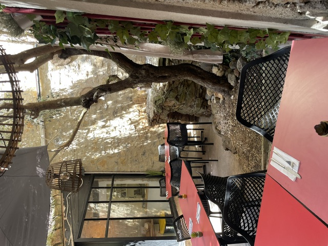 Situé dans un environnement recherché au cœur d’un secteur à forte attractivité touristique, cet établissement offre une excellente visibilité. Son espace élégant et chaleureux, sa cuisine professionnelle entièrement équipée en font un outil de travail immédiatement opérationnel. 

  Véritable lieu d’exception réunissant tous les atouts pour une reprise dans des conditions optimales, ce restaurant représente une belle opportunité pour un professionnel ou un couple souhaitant s’installer et développer une activité ou concrétiser un nouveau projet. 

  Caractéristiques :
-	Surface : 150 m²
-	Nombre de places intérieures : 36
-	Nombre de places extérieures : 28
-	Pas de salarié à reprendre
-	Matériel professionnel inclus dans la cession
-	Etablissement prêt à être exploité
-      Salle climatisée

Pour plus d’informations, merci de me contacter.
