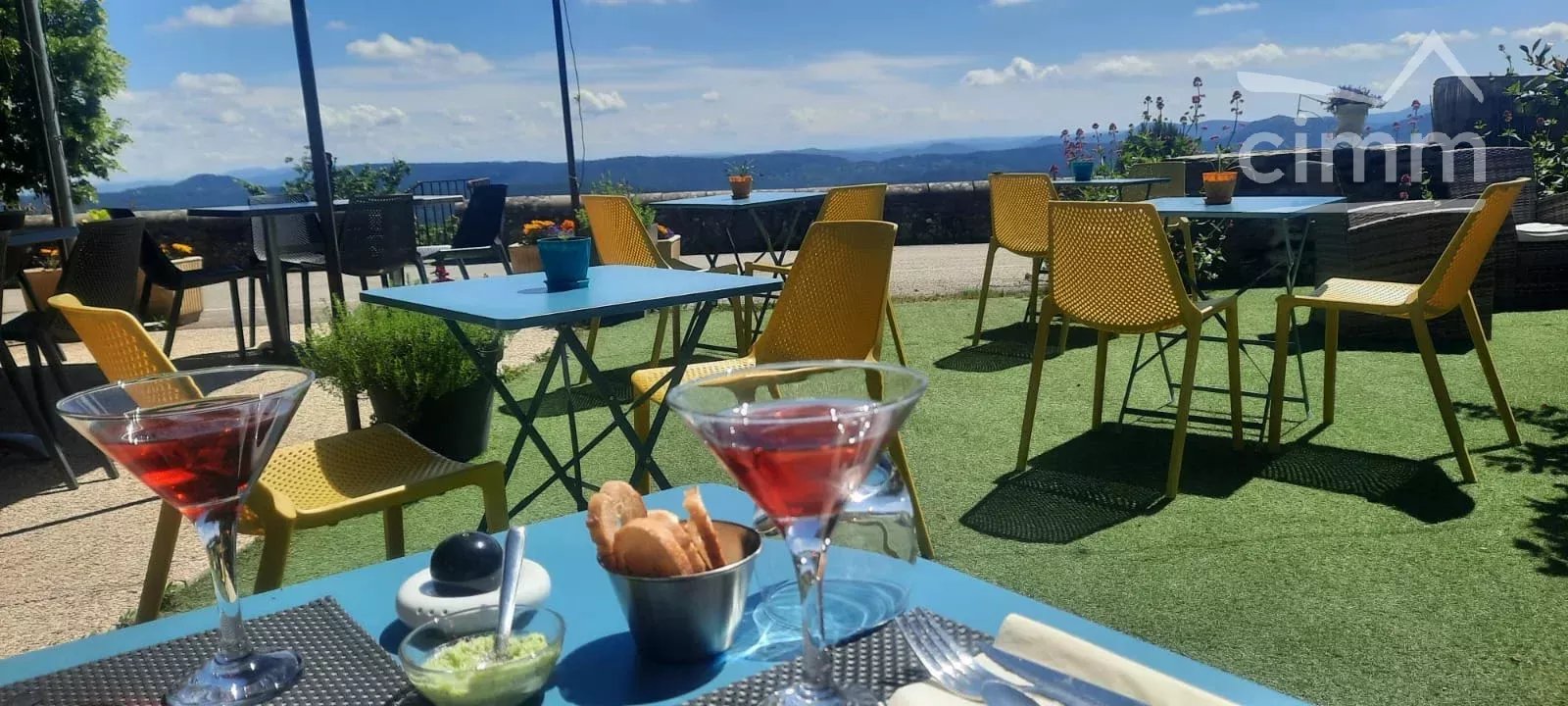 L’établissement est implanté sur la commune de Malbosc, il bénéficie d’une vue panoramique unique sur les Cévennes d’Ardèche et gardoises, avec un dégagement jusqu’au Mont Ventoux. Il développe une activité de restauration traditionnelle (Licence IV), structurée autour d’une carte courte (4 entrées, 4 plats, 4 desserts) renouvelée chaque semaine, avec une production intégralement réalisée sur place à partir de produits frais et locaux. Le couvert moyen est supérieur à 45 € TTC

L’activité principale est complétée par une offre de services de proximité (épicerie, dépôt de pain saisonnier, gaz, service postal), participant à l’ancrage local de l’établissement. L’exploitation est aujourd’hui assurée par un couple de dirigeants, sans recours à du personnel, avec un dimensionnement volontaire de l’activité permettant de maîtriser les conditions de travail et la qualité de service. 40 couverts par service maximum en étant sur la carte. 65 couverts lors de menu unique type paella par exemple.

Labels et référencement:

Label Bistrot de Pays
Accueil Vélo (référencement sur la Trans Cévenole)
Dispositif De la rando à l’assiette (réseau Cévennes d’Ardèche)

Caractéristiques des locaux:

Salle : 35 m²-> 32 couverts
Cuisine : 12 m²
Plonge : 6 m²
Réserve : 10 m²
Espace épicerie : 20 m²
Terrasses : environ 80 m² -> 85 couverts
Local conforme ERP type 5, normes d’hygiène et de sécurité en vigueur
Loyer de 688 € TTC / mois (Licence IV comprise dans le bail commercial), absence de droits de terrasse
Aucun investissement réglementaire à prévoir
Possibilité de logement type F3, surface 70m2 en supplément au dessus du restaurant ( bail classique privé loyer 450 Euros TTC )

Communication et visibilité:

Page Facebook active : + de 1800 abonnés
Google My Business : 4,7/5* sur Google, basée sur plus de 250 avis
Visibilité via les labels et les offices de tourisme

Informations complémentaires:

Clientèle locale fidèle et forte affluence du mois d'avril à fin octobre
Période de fermeture annuelle de 12 semaines.
Chiffre d'affaires 2025 : près de 130 000 € HT
Prix de vente du fonds de commerce : 90 000 €.

Contact Filip Werbrouck
filip.werbrouck@cimm.com 
06 74 65 18 22