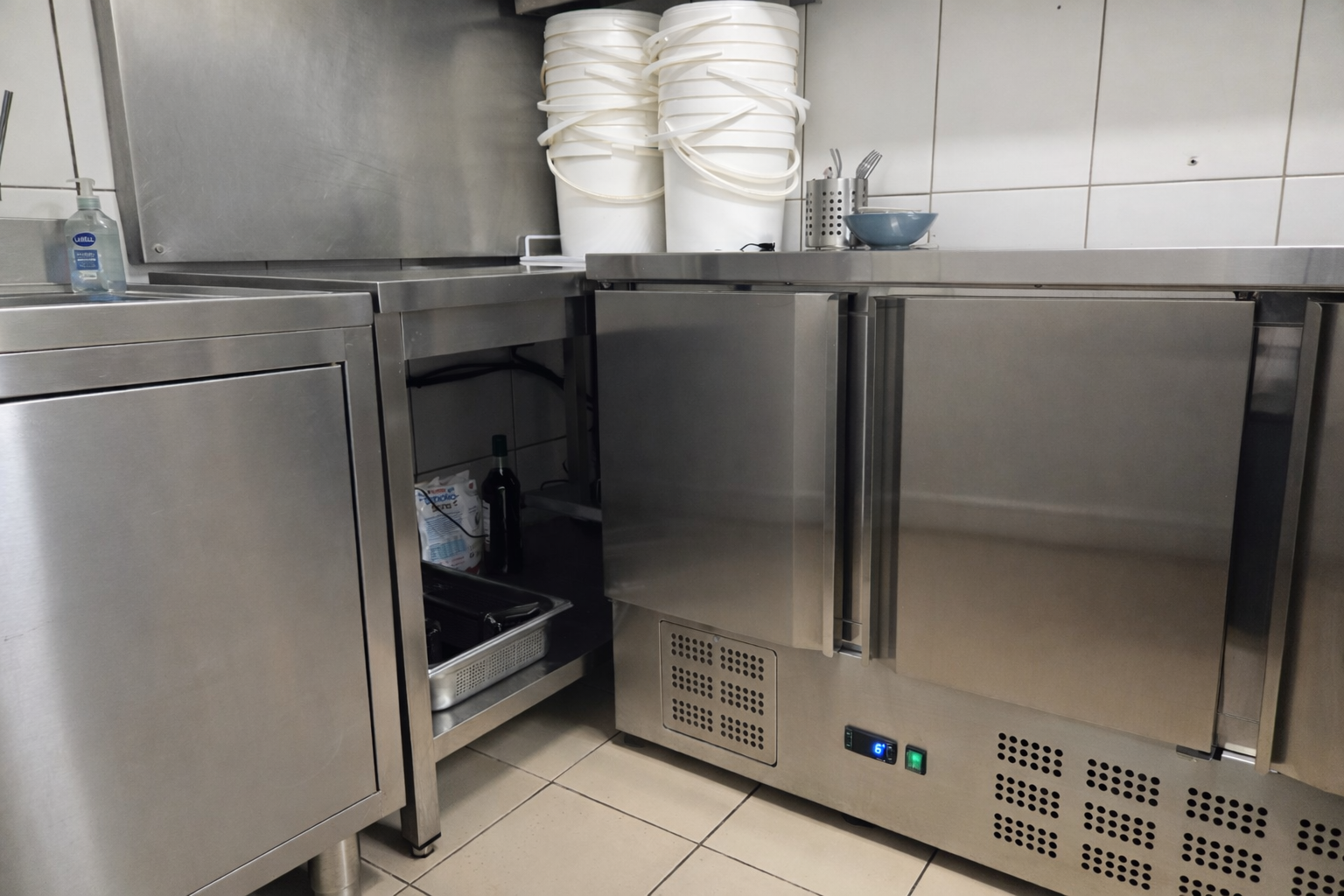 ### IDÉAL POUR UN CHANGEMENT DE VIE ###

 À vendre, Fonds de commerce  SNACK FRITERIE à La Bourboule pour cause de changement de région pour projet familial.
(notre maison de plain pied neuve 4 pièces avec jardin 800m2 et garage sera mise à la vente en parallèle, à 3 min en voiture ou 15 min à pieds du commerce).

●●● FORT POTENTIEL DE DEVELOPPEMENT ●●● (Burgers, salades, sandwichs...)

● Idéalement situé sur l'axe principal de la Bourboule, très passant, ce commerce bénéficie d'une excellente visibilité et stationnements gratuits à proximité immédiate.
● Concept clé en main, prêt à exploiter immédiatement. (actuellement ouvert)
● Restauration sur place ou à emporter.
● Clientèle locale fidèle + tourisme saisonnier et thermal.
● LICENCE IV incluse.
● Aucune reprise de salarié.
● Si nécessaire, formation en interne pour les repreneurs

>>> Le local <  <<
● Surface 70m2
● Salle intérieure : 24 places assises
● Terrasse : 20 places assises
●Espace cuisine fonctionnel et optimisé

>>> Points forts <  <<
● Emplacement stratégique
● Activité simple à gérer
● Matériel et équipements  récents, complets et opérationnels
● Chiffre d'affaire attractif
● Faible loyer
● Bail 3-6-9 en cours (5 années restantes)
● Pas de concurrence dans le secteur
● 10 semaines de congés annuels
● Fournisseurs en place 
● Potentiel de développement important

👤 Profil idéal
➡️ Idéal pour couple, première affaire ou reconversion.
➡️ Convient aussi à un professionnel souhaitant développer le chiffre.

📩 Contact
Dossier complet (chiffres, bilans, etc.) transmis après premier échange sérieux.

💬 N’hésitez pas à nous contacter pour plus d’informations ou organiser une visite.