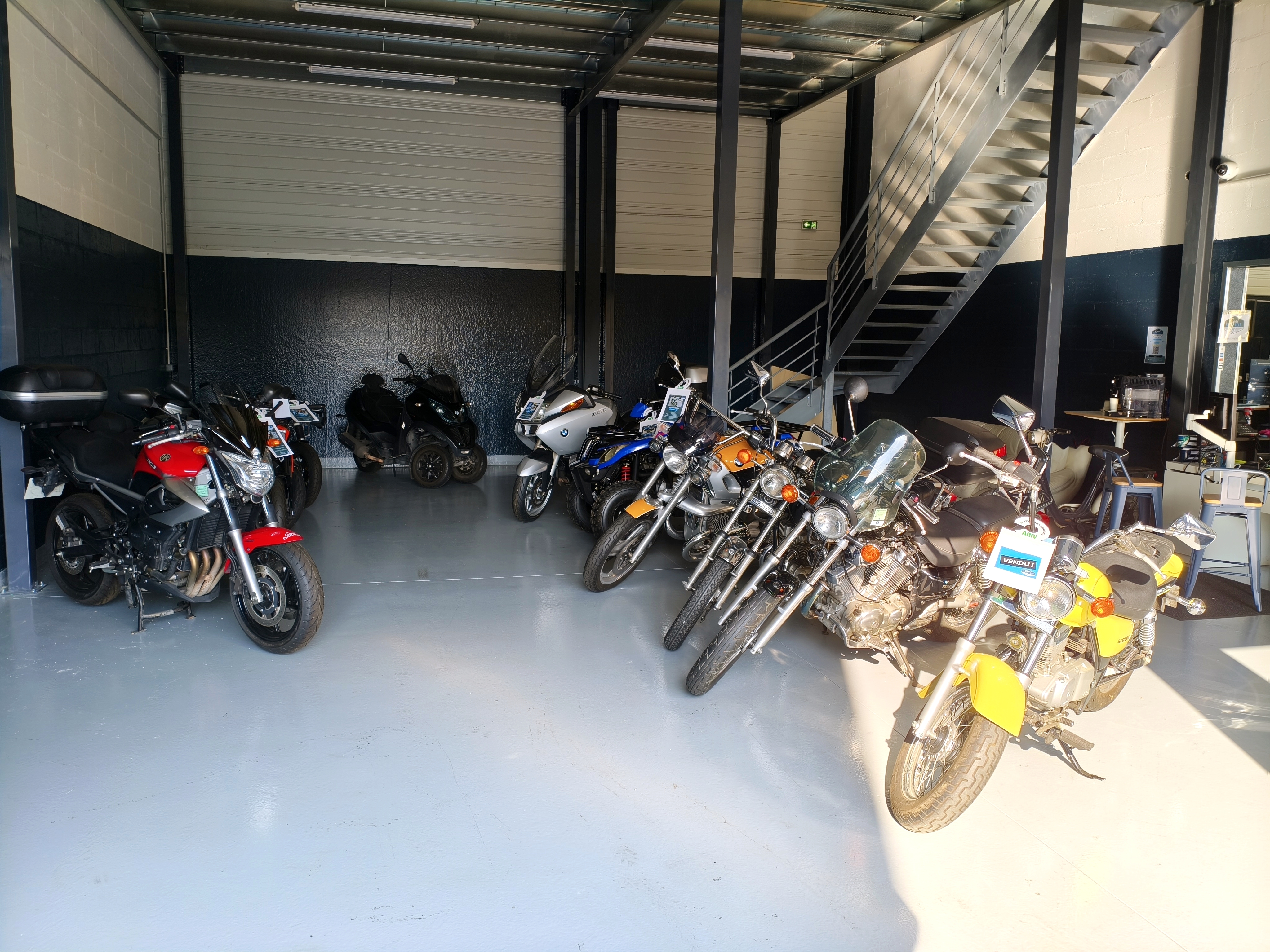 À céder, fonds de commerce d’un garage moto en pleine activité, bénéficiant d’un emplacement stratégique et d’une structure parfaitement adaptée aux métiers du deux-roues.

Garage clé en main et immédiatement opérationnel. L'équipe est actuellement constituer d'un responsable, d'un mécanicien qualifié et d'un apprenti.

Surfaces :

🔧 Surfaces total ~ 350 m²
• Surface RDC : Accueil / Dépôt-vente / Atelier  : ~ 200 m²
• Surface 1er étage : Atelier / Stockage : ~150  m²

Équipements de l'atelier :
• 1 élévateur.
• 2 tables élévatrices.
• Compresseur.
• Démonte-pneus automatique avec bras d’assistance.
• Équilibreuse.
• Extracteur de fumée professionnel.
• Nombreuses pièces et équipements atelier.

Activités actuellement exploitées :
• Mécanique et entretien moto
• Dépôt-vente moto

Local idéal pour :
Garage moto, préparateur, spécialisation (custom, restauration, etc.).

💶 Loyer : 4450 € ttc

📑 Prix du fond de commerce : 80.000€

Dossier de présentation et photos complémentaires disponible après premier contact sérieux.
Curieux s'abstenir.