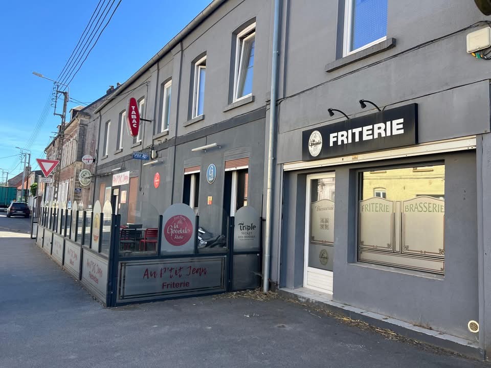 🚨 𝐅𝐎𝐍𝐃 𝐝𝐞 𝐂𝐎𝐌𝐌𝐄𝐑𝐂𝐄 à vendre 🚨
BAR • TABAC • BRASSERIE • FDJ
🍻 Licence IV
🍽️ 35 places en salle + terrasse 24 places
🏡 Logement sur place
🎯 situé à 𝐇𝐄𝐔𝐂𝐇𝐈𝐍

Une belle opportunité clé en main 🔑 pour se lancer dans le commerce.

💰 Prix : 128 000 € 
0633988714