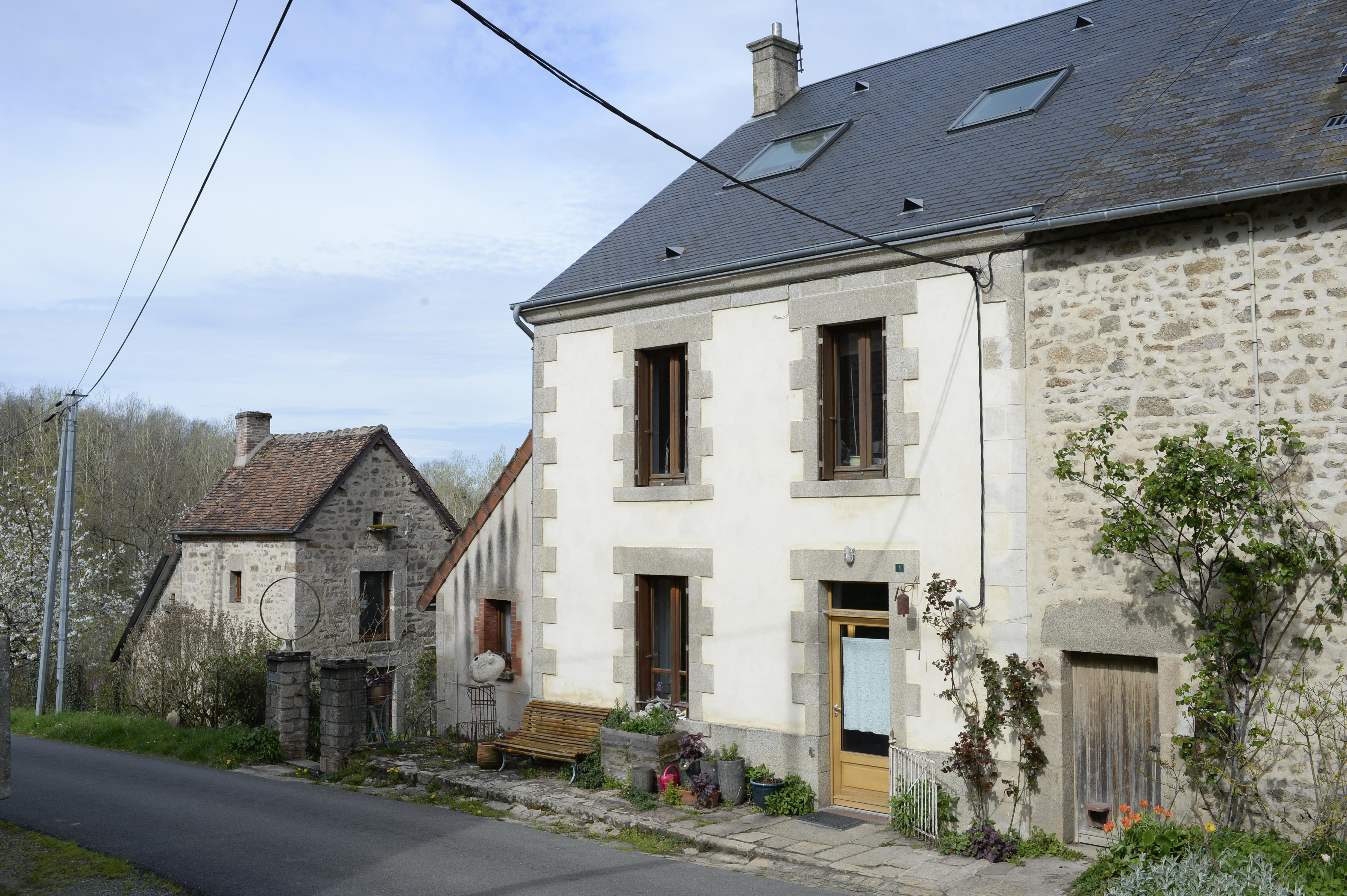 A VENDRE ATELIER DE SCULPTURE ET FONDERIE D'ART + CABINET DE THERAPEUTE - SECTEUR NORD CREUSE / PORTES DE LA CREUSE EN MARCHE - CHÂTELUS-MALVALEIX (23270) 

Après 37 années consacrées à façonner et à développer cet ensemble immobilier avec passion, les propriétaires souhaitent aujourd'hui le transmettre à de nouveaux porteurs de projet.

Située à 500 mètres du bourg de Châtelus-Malvaleix (23270), commune d'environ 550 habitants bénéficiant de l'ensemble des commerces et services de proximité (supérette, boulangerie, boucherie, pharmacie, pôle de santé, établissements scolaires, services bancaires et postaux, coiffeur, restaurants, station-service, etc.), cette propriété de caractère s'étend sur un terrain de 1,15 hectare dans un environnement naturel préservé.
Ses importants volumes et la diversité de ses espaces en font un ensemble immobilier particulièrement adapté au développement d'activités artisanales nécessitant de grandes surfaces, artistiques, culturelles, touristiques ou liées au bien-être, ainsi qu'à tout projet de vie associant activité professionnelle et cadre de vie privilégié.

L'ensemble immobilier comprend :
 - Une maison de caractère en granit de 152 m² habitables sur 3 niveaux ;
 - Un atelier d'artiste de 225 m² avec mezzanine ;
 - Une fonderie d'art de 80 m² ;
 - Un studio indépendant de 50 m² ;
 - Un cabinet de thérapeute de 20 m² ;
 - Un grenier aménageable de 145 m² avec plancher en bois massif et 5 vélux ;
 - Plusieurs dépendances : caves et cellier.

La maison principale, particulièrement lumineuse, offre 6 chambres et 9 pièces. Elle comprend une cuisine-salle à manger avec dallage en granit d'origine, un salon avec poêle de masse ouvrant sur la terrasse et le jardin, ainsi que plusieurs espaces de rangement.
À l'extérieur, le terrain attenant accueille un verger, deux étangs, un grand jardin, une serre dôme de
45 m² et une terrasse bénéficiant d'une vue dégagée sur la campagne creusoise.

La propriété est équipée d'une installation photovoltaïque comprenant :
 - 9 kW de panneaux solaires générant environ 3 000 € de revenus annuels ;
 - 3 kW supplémentaires dédiés à l'autoconsommation.

Chauffage par pompe à chaleur, chaudière gaz à condensation et poêle à bois.

Prix de vente : 287 000 € net vendeur – à négocier

📞 Renseignements : 06 75 05 25 98

Pour découvrir le bien : https://sculptureparismontreuil.com/maison-a-la-sagne/