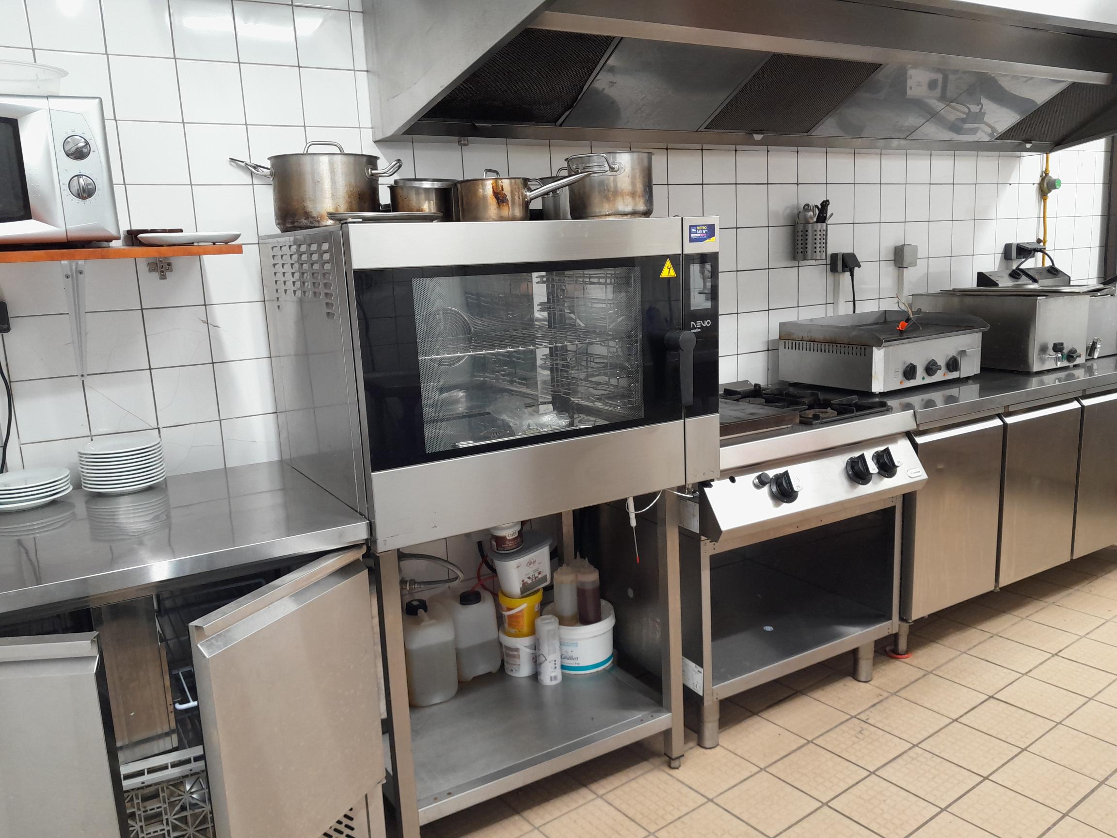 LES ARVERNES

Les Arvernes, c’est tout d’abord un bar-restaurant de plain-pied pour 30 à 50 couverts ainsi qu’une terrasse côté rue de 10 à 20 couverts. 
La cuisine a été entièrement réquipée en 2024.
Un sous-sol, idéal pour le stockage, équipé d’une chambre froide et une cave accessible par une cour intérieure complète l’ensemble.
Les précédents preneurs ont proposé une cuisine simple et traditionnelle à destination des professionnels le midi et diverses formules en soirée du snacking et des plats traditionnels.
La reprise de ce bar-restaurant peut également inclure l’hôtel.
Car les Arvernes c’est aussi un hôtel de 2 étages distribuant 9 chambres et 1 pièce privée et un 3ème étage aménageable.
Un bâtiment annexe à rénover peut également à terme offrir des chambres supplémentaires.
Bail commercial pour la reprise du bar-restaurant ou crédit-bail immobilier possible dans le cas d’une reprise totale de l’ensemble (restaurant et hôtel). Mise à disposition de la licence IV communale.
Le centre bourg de Rochefort-Montagne est vivant, pourvu de nombreux commerces et services : boulangerie, librairie, opticien, audioprothésiste  supermarché, confiseur-chocolatier,  mercerie, salons de coiffure, fleuriste, bureau de tabac, électroménager, services médicaux (2 cabinets de médecins, cabinet dentaire, kinésithérapeutes, infirmiers, ambulanciers), établissements scolaires (école maternelle, élémentaire, collège, lycée agricole), bureau postal, EPHAD ; d’un riche patrimoine naturel : vallée de la Fontsalade et les Roches Tuilière et Sanadoire, site du Lac de Guéry et son Centre Montagnard.  
Bornes communales de recharge automobile à 50m. 
Pour plus d’information voir le site de la commune : http://www.rochefort-montagne.com/ et celui de la communauté de commune : https://www.domes-sancyartense.fr/
Au cœur du parc naturel des volcans d’auvergne, Rochefort-Montagne est située idéalement à 25 minutes des principaux sites touristiques : Chaîne des Puys, Vulcania, Massif du Sancy, Stations Thermales et sports d’hiver du Mont-Dore et de La Bourboule, Basilique d’Orcival.
Accès A89 : 15 min ; Clermont-Ferrand : 35 min ; Lyon : 2h ; Bordeaux : 3h15 ; Montpellier : 3h30 ; Toulouse : 3h15 ; Paris : 4h30.
Le dépôt de candidature devra comprendre votre CV et un descriptif de votre expérience, une lettre d’intention de votre projet professionnel, votre apport financier pour bénéficier d’une trésorerie de départ.
En zone de revitalisation rurale (ZRR), toute reprise de commerce bénéficie d’une exonération fiscale totale durant 5 ans, puis dégressive dans les années suivantes. Il existe également une aide destinée aux petites entreprises du commerce, à l’artisanat et aux services avec points de vente, en co-financement entre la Communauté de communes Dômes Sancy Artense et la Région Auvergne-Rhône-Alpes.
contact : 04 73 65 82 51 / mairie.rochefort@rochefort-montagne.fr