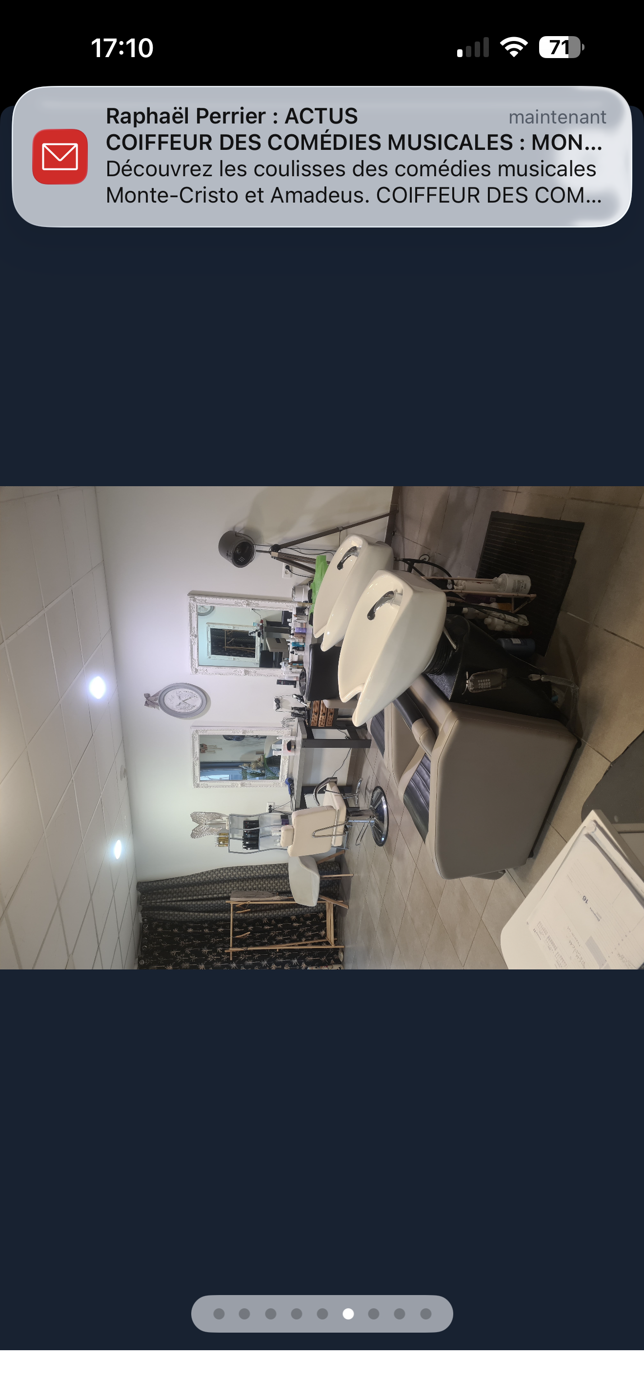 À vendre : salon de coiffure situé dans un village dynamique et agréable de la Drôme provençale, à proximité de Montélimar, Valence et de la sortie d’autoroute Montélimar Nord.

Idéalement placé sur un axe très fréquenté de la N7, le salon bénéficie d’une excellente visibilité toute l’année ainsi que d’un parking gratuit juste devant.

Le salon dispose d’une clientèle fidèle, conviviale et régulière, dans une ambiance chaleureuse et sympathique.

Caractéristiques du salon :

* 4 postes de coiffage
* 2 bacs à shampoing massants
* Grande réserve / espace de stockage
* Faible loyer

Le local peut convenir aussi bien à une activité de coiffure qu’à d’autres projets professionnels (esthétique, bien-être, profession libérale, boutique, etc.).

Possibilité également d’un projet en association entre coiffeur/coiffeuse et esthéticienne ou barbier, prothésiste angulaire / technicienne en extension de cils.

Belle opportunité pour une première installation ou pour développer son activité dans un secteur attractif.

Pour plus de renseignements, merci de me contacter.