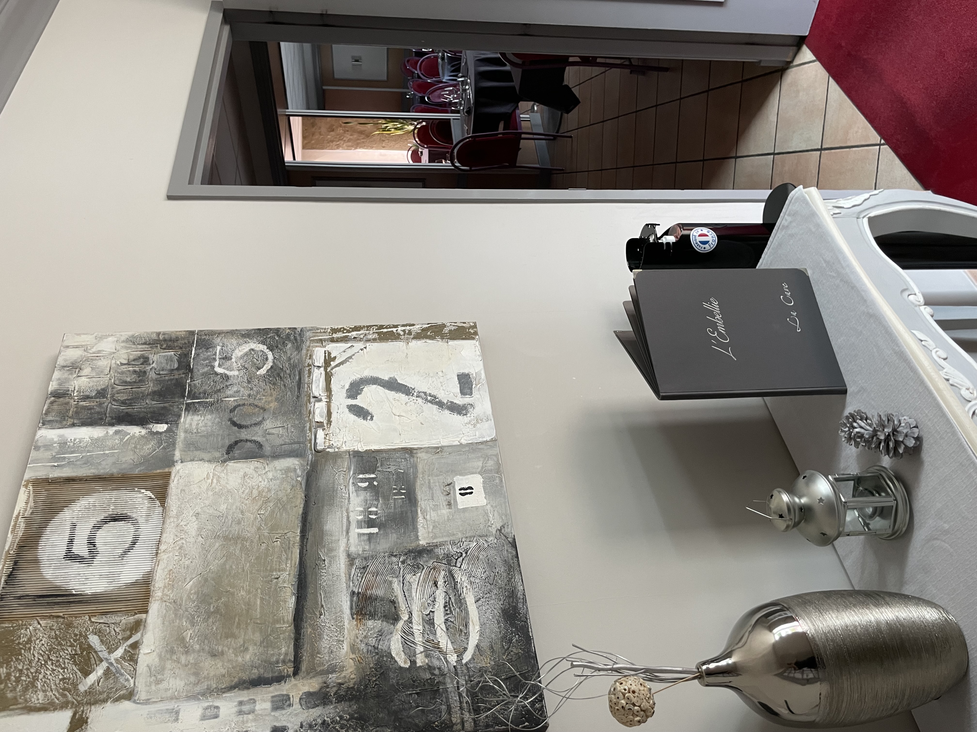 Jolie petit hôtel en pierre dans un village médiéval touristique entre Lyon et Genève.