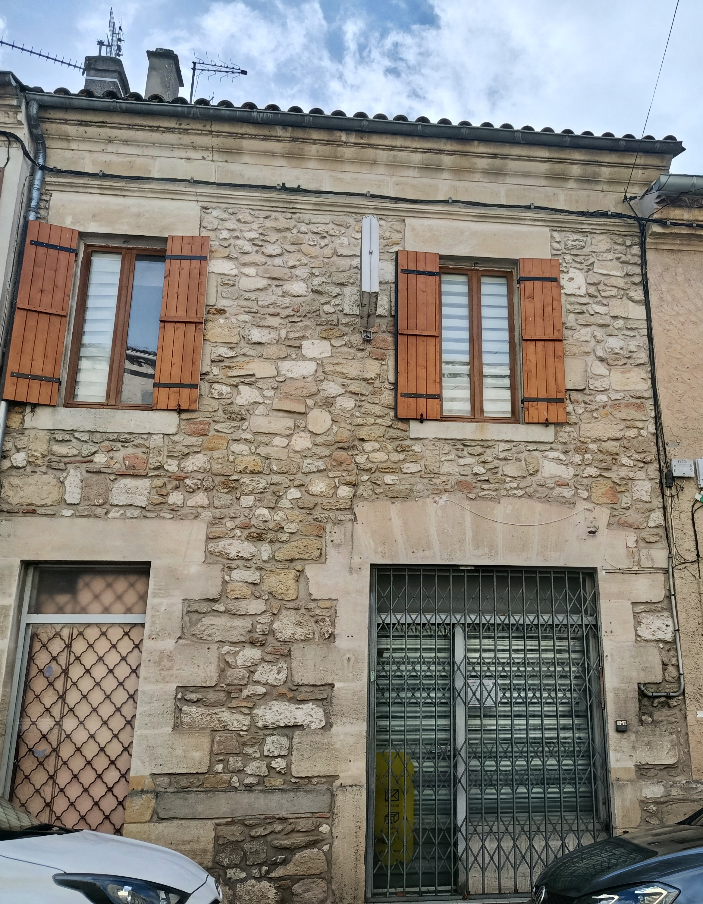 A vendre murs et appartement.
Pour une activité commerciale sauf tabac .
Appartement refait a neuf de 70m2.
Chambre sdeb wc salon.
Très agréable a vivre .