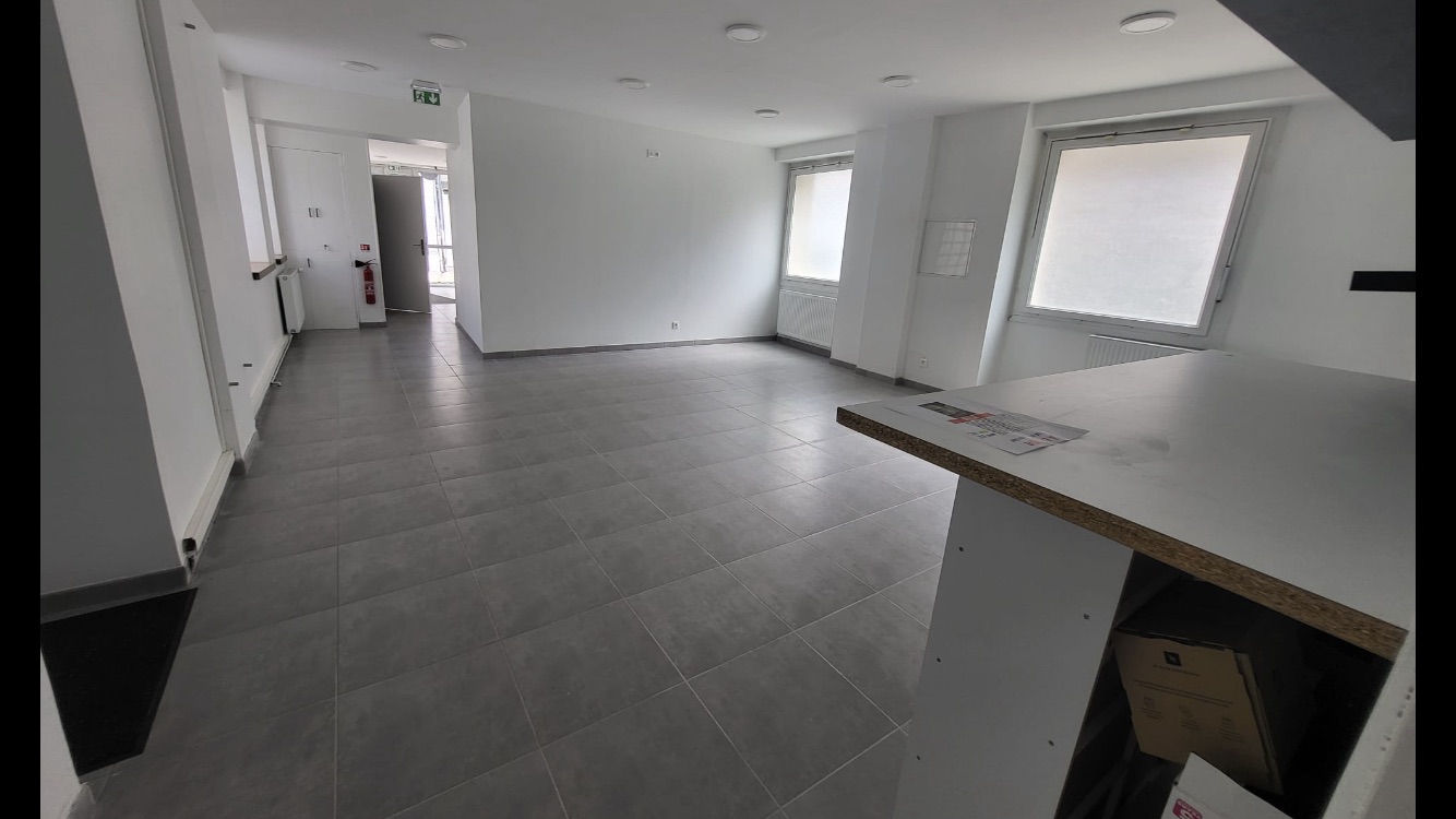 À VENDRE – LOCAL COMMERCIAL DE
77 m2 À MOUY (60250)
129 000€ net vendeur. 
Frais notarial à la charge de l’acquéreur. 
Idéalement situé en plein cœur de Mouy, ce local commercial de 77 m² bénéficie d’un emplacement stratégique sur une rue passante, offrant une forte visibilité et un accès facile à pied, en bus ou en voiture.
📍 Emplacement
En centre-ville, à proximité immédiate des commerces
Gare de Mouy à seulement 10 minutes à pied
Parkings publics à proximité
🏢 Description du bien
Entrée par SAS
Grande pièce principale de 55 m² lumineuse et modulable
Bureau / pièce technique de 12 m²
Remise de 6 m²
WC 4 m²
✅ Les atouts du local
En excellent état, prêt à l’emploi
Volet métallique électrique
Accès PMR (personnes à mobilité réduite)
Climatisation. 
Conforme ERP type N – 5ᵉ catégorie
Sortie de secours. 
Bail tous commerces.