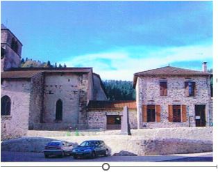 La commune de Saint Vert (109 habitants - 710 m d’altitude) est à la recherche d’un exploitant pour début d’année 2026 pour son bar restaurant situé au cœur du village.
L’établissement est situé en Auvergne, en Haute-Loire, à 30 mn de l’A75, à 20 mn de la Chaise Dieu, à 25 mn de Brioude et offre du potentiel pour un couple désireux de développer une affaire en milieu rural. Le lieu est fréquenté (exploitants forestiers, BTP, randonneurs, motos…). Un tissu riche de PME industrie, artisanat, commerces et services est présent sur l’ensemble du territoire. 
L’affaire est dotée d’une licence IV. Le restaurant de 40 couverts dispose de 2 terrasses (40m² chacune), et propose une cuisine familiale à une clientèle locale et touristique en saison estivale. Possibilité de proposer des soirées à thèmes, des banquets, des repas ouvriers et des repas à emporter. 
L’établissement est aux normes hygiène, sécurité, PMR. La salle du restaurant est spacieuse, rénovée. La cuisine est équipée (lave-vaisselle, frigo, four pro, grill, friteuse, chambre froide….).
Exploitation en couple possible, mais un revenu complémentaire pour le ou la conjoint(e) serait souhaitable. 
Possibilité de donner à l’exploitant la gestion du gite rural communal dont la mairie est propriétaire. Capacité de 10 couchages, la gestion de la location est assurée par gîte de France. Il peut être envisagé d’associer la location du gîte (accueil, entretien) avec le fonctionnement du bar-restaurant. 
Un logement type F4 est attenant à l’affaire. 
Conditions de reprise :
Location : Commerce 252 € TTC mensuel - Logement : 350 € mensuel
Caution à verser à l’entrée dans les lieux : 1 525 €
Les candidatures seront examinées par la mairie sous condition de présentation d’un CV individuel et d’une lettre descriptive du projet.
Contact mairie de Saint-Vert : Tél : 04 71 76 32 63 ou 06 82 46 23 90 - mail : mairie.saintvert@orange.fr
Contact Chambre de commerce et d’Industrie de Haute-Loire : tél : 04 71 50 88 01 ou 06 43 92 96 16 - mail : n.bardakoff@hauteloire.cci.fr