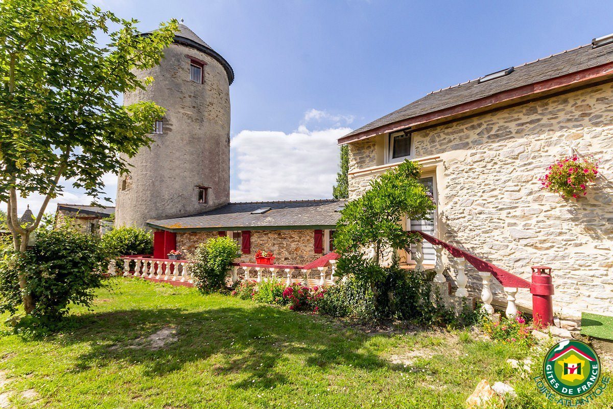 A VENDRE CHAMBRES D'HOTES
Les Moutiers en Retz (44) Proche Pornic, 
35 mns de Nantes, 1200 m des plages.
925 000 €   net vendeur,
 - Fond de commerce 137 000 € 
-  Murs 788 000 € 
-  100 000 €  de C.A sur 6 mois d'activité ( à développer ) 
DPE D et C 
5 chambres d'hôtes dont 3 insolites, ( yourtes) chacune entre 25 m² et 30 m² avec wc séparés et salle de bain ou baignoire
1 grange entièrement restaurée pour les petits déjeuners, possibilité de faire restaurant ( table d'hôte) mariage, séminaire 100m²
1 parc arboré d ' 1 hectare avec un étang et des carpes koï.
1 espace bien être Sauna hammam spa
1 partie privée avec chambre, sdb, salon cuisine et 3 pièces dans le Moulin.
Une belle activité à reprendre et bien référencée 4 épis GDF, classée parmi les plus belles et meilleures chambre d'hôte de France, Tripadvisor, Google, Booking, Expedia, RB&B, Gagnant de l'émission de TF1 " Bienvenue en famille",
Ce Moulin du XIII ème siècle à une histoire, nous l'avons raconté ... à vous de la continuer ...
 https://lemoulindestreans.fr/