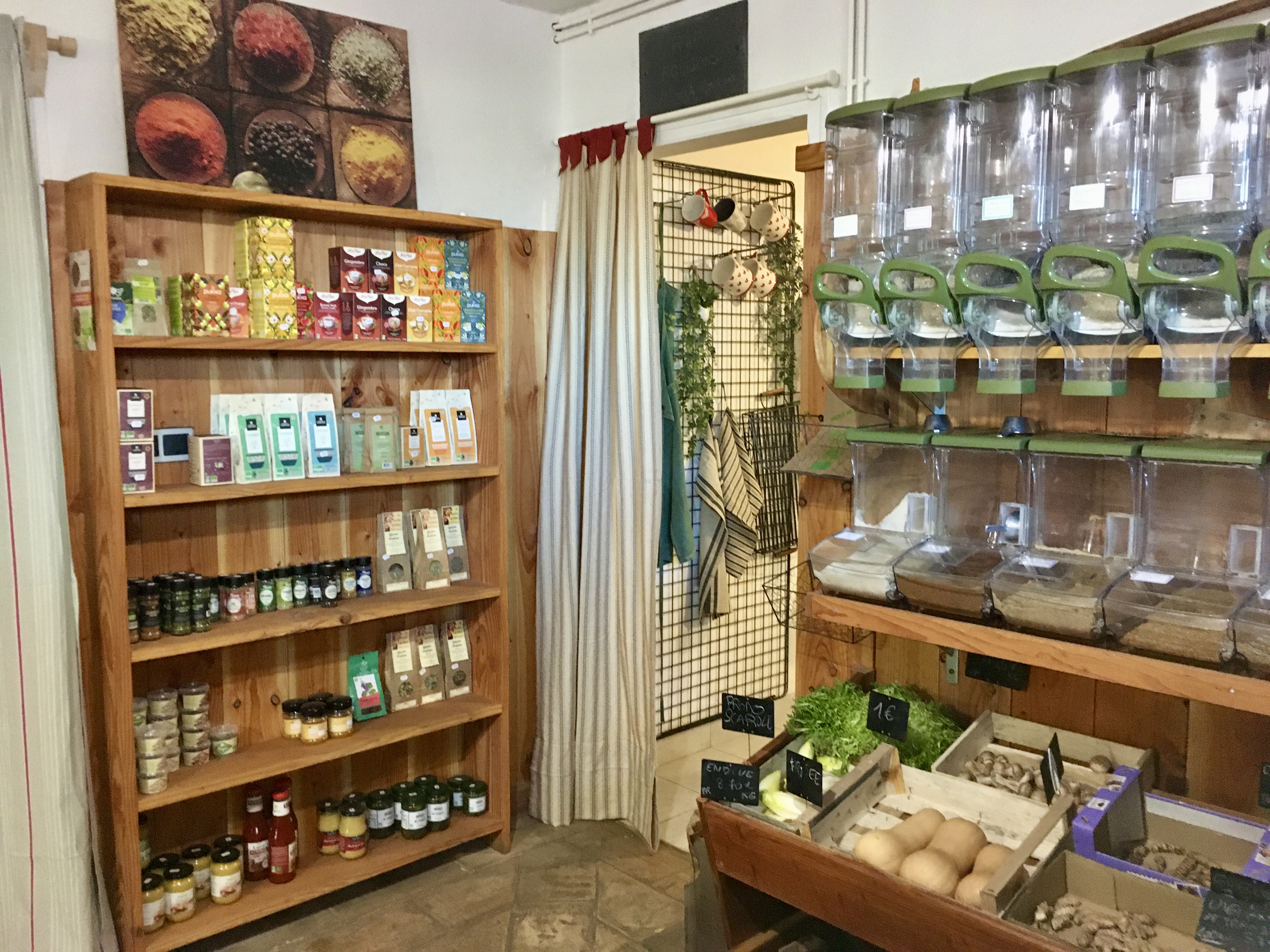 Épicerie Bio dans un environnement privilégié de Nature. Joli aménagement en bois. Relationnel exceptionnel avec une clientèle chaleureuse et fidèle. Travail gratifiant et agréable. Fort potentiel de développement pour personne motivée et dynamique. SURFACE : Épicerie : 70m2 Réserve : 10m2 Hangar : 70m2 avec portail coulissant 3X3 plus Mezzanine  ÉQUIPEMENTS : Chambre froide 5m2 Climatisation Congélateur Armoire réfrigérée (récente) Banque de froid. Caisse enregistreuse Helmac Loyer communal TTC 523,64€/mois 29000 plus le STOCK