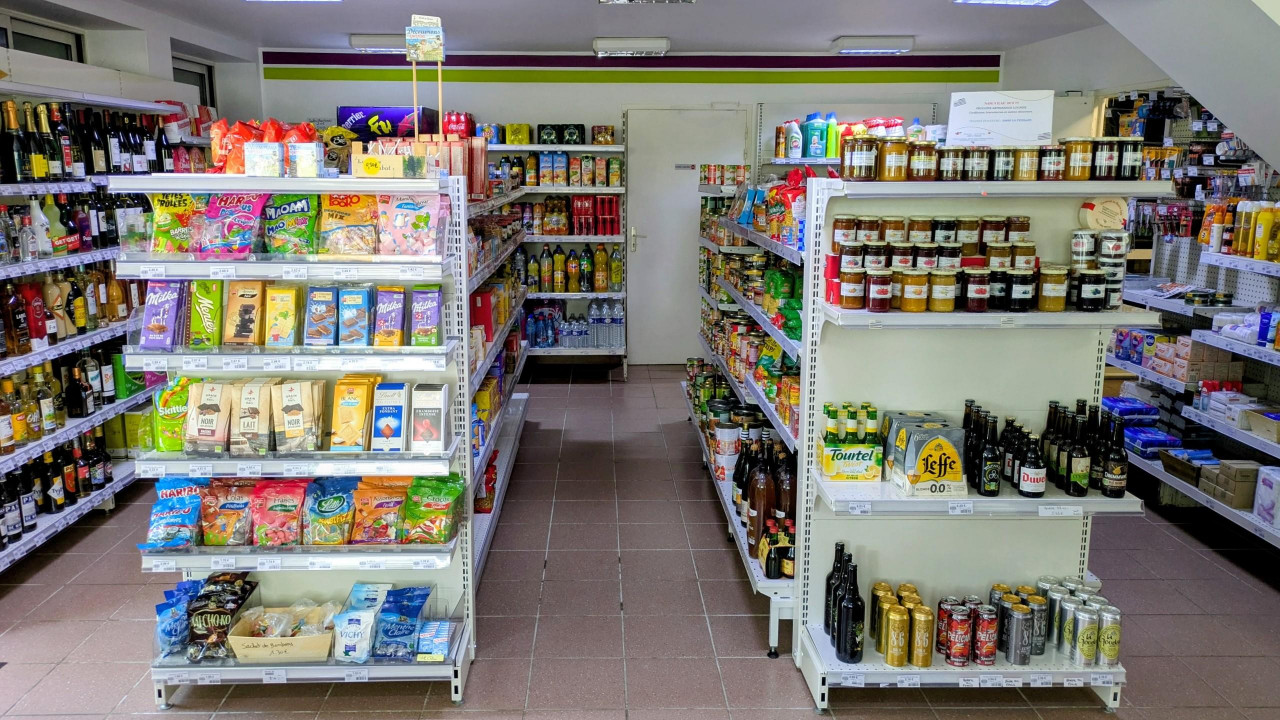 Situé au cœur des Monts d'Arrée, pas loin du lac St-Michel et dans un village dynamique, ce bar-épicerie multiservice en pleine croissance représente une belle opportunité de reprise.
Unique commerce alimentaire de Brennilis, ce commerce propose actuellement diverses activités : L'épicerie indépendante actuellement sous enseigne Halle Dis, un dépôt de pain, une rôtissoire et du gaz.
Le Bar propose un point FDJ, de la presse locale et un point relai colis Pick-up.
Des animations et des expositions sont régulièrement proposées.
Le local commercial, entièrement aménagé et accessible aux PMR, comporte :
* Une surface de vente de 118m2, avec 2 entrées indépendantes pour le bar et l'épicerie, l'ensemble étant sécurisé avec un système d'alarme
* 2 Espaces de réserve et une de stockage (30m2 au total)
* Une terrasse de 35 m2
* Un parking privé avec 7 places de stationnement (dont 1 PMR)

- Fonds de commerce: 50 000€ + stocks et matériels
- Immeuble (murs commerciaux + Logement T5 de 99m2, sur 2 niveaux, comportant 4 chambres  + une terrasse couverte + un terrain de 1036 m2 :
150 000€
Disponible à la reprise dès à présent