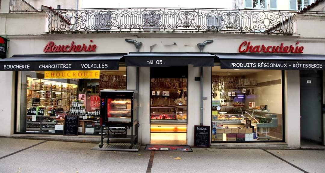 À VENDRE – BOUCHERIE EN CENTRE-VILLE DE CAHORS
Une belle affaire à reprendre – 40 ans d’existence et de savoir-faire !
Vous souhaitez vous installer à votre compte et reprendre un commerce de proximité reconnu ? Saisissez cette belle opportunité au cœur de Cahors, ville touristique et dynamique du Lot.

📍 Emplacement privilégié en centre-ville, au cœur de la vie commerçante et à proximité des marchés traditionnels du mercredi et du samedi matin, qui contribuent à l’attractivité de la ville.
Les atouts de cette affaire :
•	40 ans d’activité : une histoire, un savoir-faire et une expérience qui témoignent de la pérennité du commerce.
•	Affaire saine et en activité, offrant une belle opportunité de reprise.
•	Emplacement en centre-ville, au sein d’une ville touristique appréciée pour son patrimoine et sa qualité de vie.
•	Marchés deux fois par semaine, les mercredis et samedis matin, qui participent à l’animation et à l’attractivité du centre-ville.
•	Potentiel de développement pour un professionnel souhaitant poursuivre l’activité et lui donner un nouvel élan.
Une opportunité idéale pour un professionnel de la boucherie
Que vous soyez artisan boucher souhaitant vous installer, professionnel désireux de développer son activité ou repreneur à la recherche d’un commerce avec une longue histoire, cette boucherie représente une belle occasion de vous lancer dans un cadre attractif.

Une affaire avec 40 ans d’histoire, un emplacement de choix et un avenir à construire !