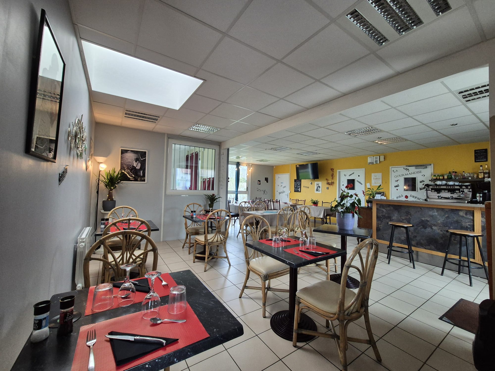 Restaurant ,bar épicerie dans village du Loiret à 15km de Sully Sur Loire et de Gien.
Emplacement privilégié face à l'étang, terrasse sur le devant et face à l'étang, passage de la Loire à vélo.
Capacité restaurant 32 places,1 véranda pour réunion ou repas de famille pouvant accueillir 25 personnes.
Licence IV, dépôt de pain et journaux, plats à emporter, livraison de course.
A développer restauration le weekend, animation, relais colis, possibilité française des jeux.
Clientèle locale et de passage
Cuisine et salle tout équipée, prête à fonctionner.