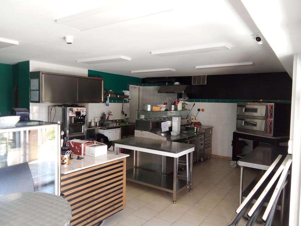 Fond de commerce pizzeria sur la Londe les maures, le moins chers de la commune car mis en gérance donc pas de bilan mais un suivis bancaire de l’ancien gérant seras disponible. De plus un macdo viens d’ouvrir à proximité donc potentiel à exploiter et un centre militaire avec plus de 4000 personne ouvre bientôt à proximité.
Prix fond de commerce 79000 euros négociable 
Loyer mensuel 804 euros charges comprises 
Taxe foncière 350 euros annuel 
Superficie de 70 m2 
Avec sanitaire et mini débarras 
Place de parking avec portails électriques
0748413438
N’hésitez pas pour plus de renseignement