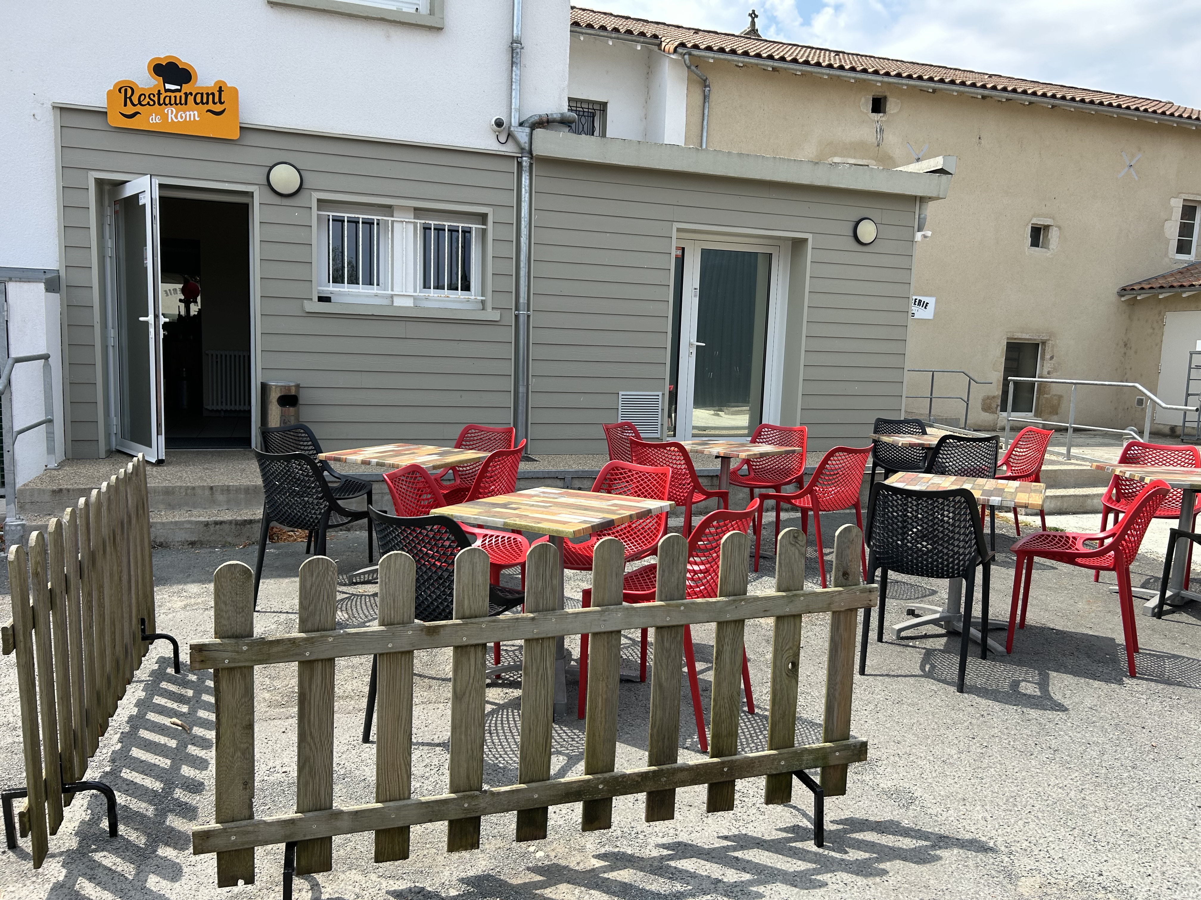À vendre, fond de commerce multi services 
📍79120 ROM

Commerce de proximité, multi-services: café-bar, restaurant, épicerie (tabac/fdj/pmu)

Salle de café de 45,2m2
Épicerie de 65,25m2
Restaurant de 40m2
Cuisine de 16.08m2
Bureau et réserve tabac de 14,76m2
Réserve de 30,89m2
Local extérieur de 20m2
Chaufferie (chaudière à granulés, entretien à jour) de 17,65m2


Services proposés actuellement:

Café ☕️ / Bar 🍺
Restaurant 🍽️ / Sandwich 🥪 / Snacking 🍔
Épicerie 🛒
Nouvelle république 📰 79 et 86
Le tabac 🚬  
Les jeux de la FDJ 🎱 
Le PMU 🐎 
Relai La Poste 📩
Dépôt de gaz Antargaz 🔥
Dépôt colis PickUp📦 Chronopost, colissimo et DPD
Dépôt de pain 🥖

Le fond de commerce sera vendu avec sa licence IV 🍷

Il vous faudra obtenir l’agrément pour le tabac, la FDJ et le PMU. 

La peinture du bar et du restaurant a été refaite en 2024. 

Restauration: l’équipement sera vendu avec le fond, je vous fournirais l’inventaire. 
L’épicerie: le stock présent sera vendu avec le fond. L’épicerie est vraiment à optimiser, la clientèle étant demandeuse afin de limiter leurs déplacements.
Un système de vidéosurveillance (non raccordé à la télésurveillance) sera vendu avec le fond, ainsi que le matériel bureautique (ordinateur et imprimante)
Un deuxième système de vidéosurveillance raccordé à la télésurveillance et caisses Strator, en location-vente 
Une clientèle d’habitués vraiment sympathique.
Possibilité de logement, refait à neuf, au dessus du commerce. 
Commerce en ZRR zone de revitalisation rurale 
Loyer dû à la commune


Prix: 54000€