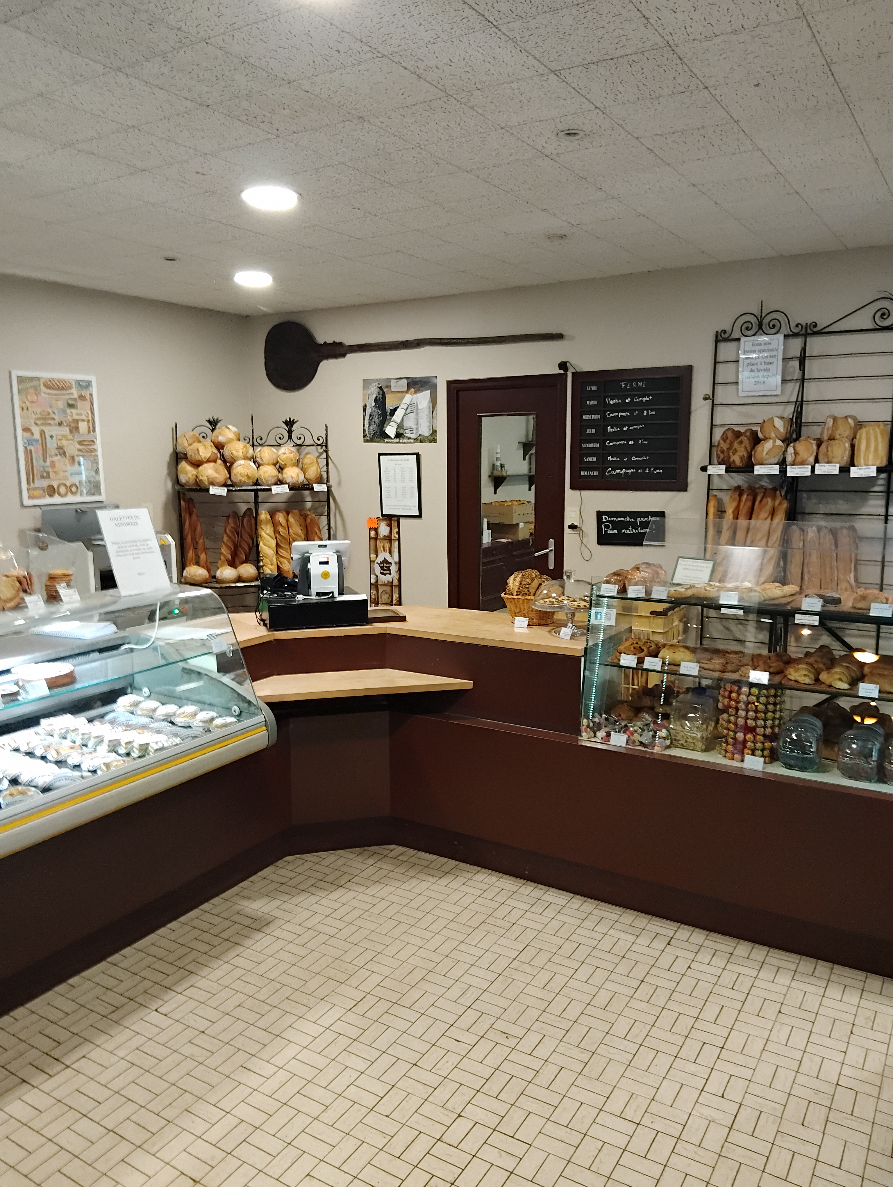 Boulangerie, pâtisserie en centre Bretagne, proche de la forêt de Brocéliande.
Fournil et labo spacieux, grand magasin.
Investissement et révision du matériel régulier.
180000 de chiffre d'affaire avec 5 semaines de congés par an.