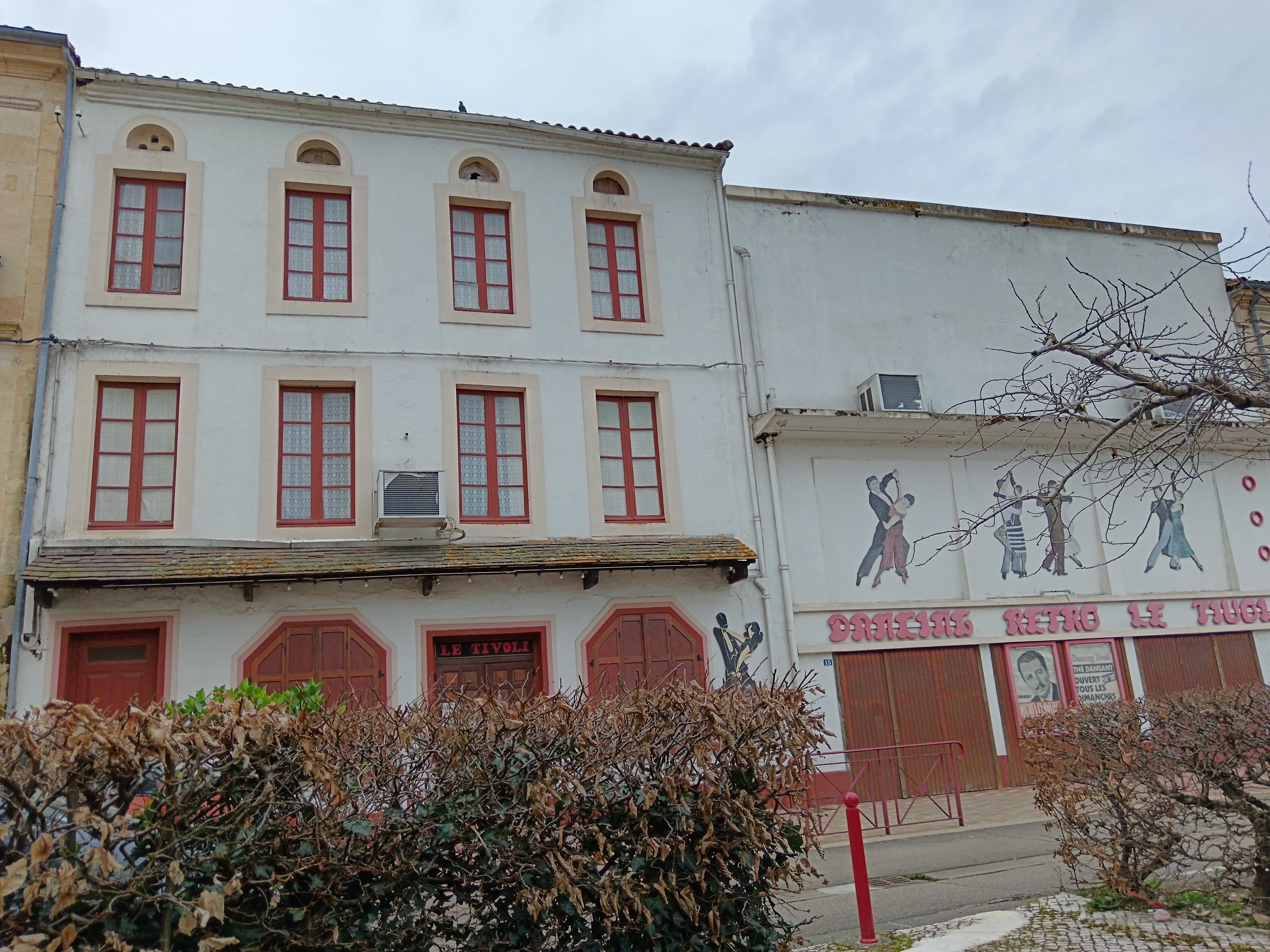 EXCLUSIVITE: Centre Ville Fond de commerce et murs commerciaux sur 4 niveaux soit superficie développée environ 900M2.
Possible changement d'affectation selon réglement communautaire UAb pour création hôtel, restaurant, activité de tourisme ou de service recevant de la clientèle.
RDC: Dancing Rétro historique Le Tivoli lieu de passage de bon nombre de vedettes et créé par une assistante de Joséphine Baker ne demande qu'à poursuivre son activité de nuit ou d'après midis !! Sous l'ancien cinéma c'est l'espace climatisé salle de bal et événementiel, anniversaires, etc , la scène et le box DJ avec plafond technique éclairages professionnels, vestiaire et sanitaires H/F ; accolé dans une ambiance cosy c'est le grand salon sous parquet et poutres anciennes avec tables et banquettes, lui aussi spacieux avec sont éclairage tamisé et ses coins intimistes, comptoir bar, 2éme bloc sanitaires, cuisine. Cave de stockage 50 m2 en sous sol. A l'étage, ancien cinéma avec cabine de projection, un appartement de fonction T3 avec possibilité d'agrandissement aprés travaux tout comme au 2éme étage et dernier niveau des combles. Plusieurs entrées indépendantes sur 2 rues. Face à la mairie, ce lieu mythique des lot et garonnais saura vous séduire pour un nouveau projet commercial ou simplement le prolonger par une vision moderne et adaptée avec ou sans changement d'affectation. Electricité et normes incendie. Parkings à proximité immédiate. Immeuble à potentiel rare sur zone. Opportunité rare de votre Spécialiste Immobilier.