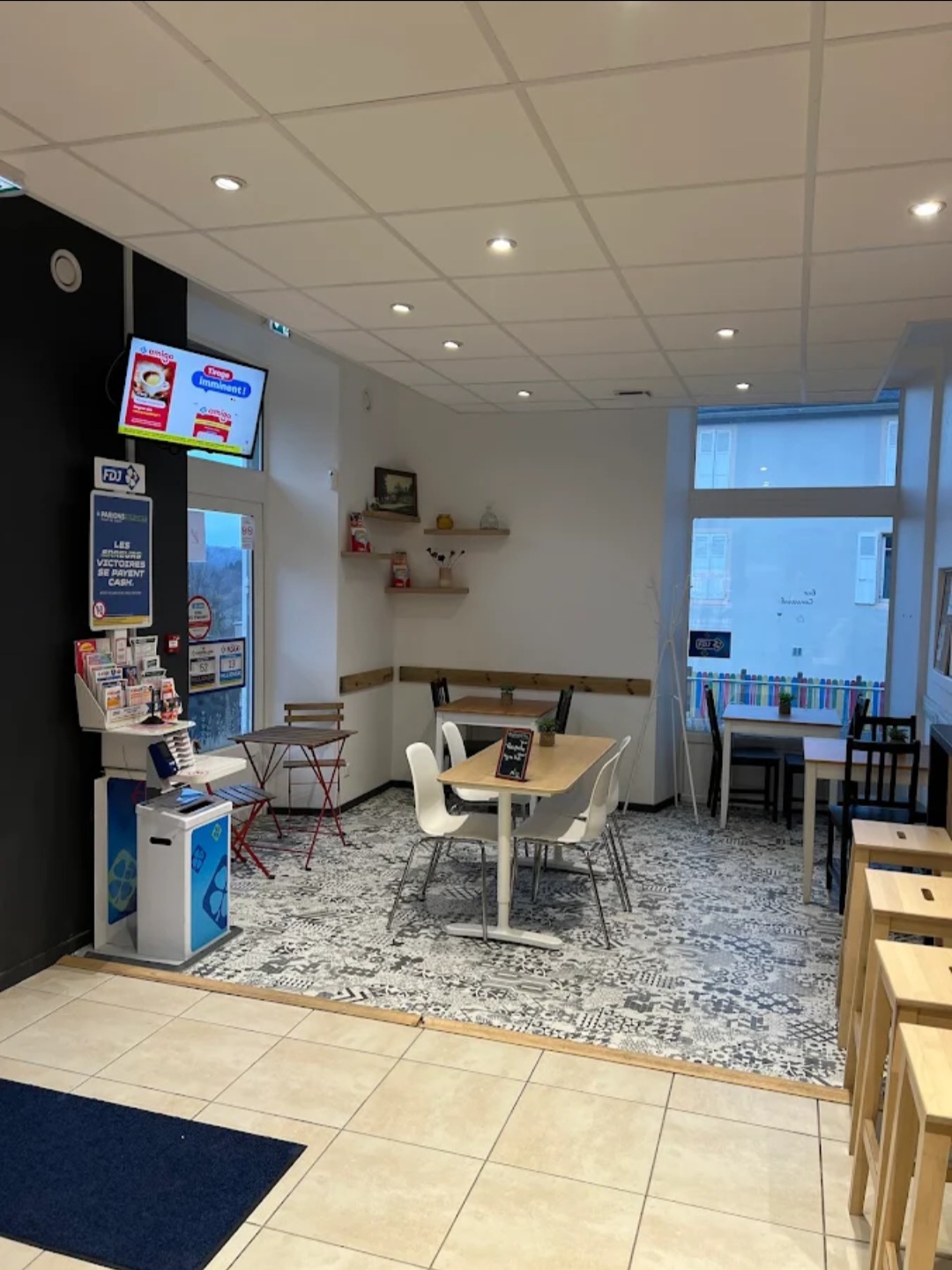 Remise en vente suite à acheteur non sérieux.
Surnommé "Le Château".
Fond de commerce épicerie multi-services (licence VI mise à disposition par la Mairie) FDJ, Gaz, dépôt de pain, bar, Poste, petite restauration, produits locaux, Dauphiné...
crêpes/gaufres, glaces...
Soirée à thème.
Forte demande pour développer la partie restauration (actuellement exploitée uniquement le dimanche midi).
Village de 600 habitants + alentours. 
Clientèle fidèle et touristique, cyclistes, motards...
Sur la route touristique, à 8 kms du Lac d'Aiguebelette en Savoie.
Belle et grande terrasse, un local  (avec point eau) pour commerce éphémère est disponible (source de revenus supplémentaires).
Logement 159 m2 comprenant la cuisine pro (matériel mis à  dispo par la Mairie) attenant au commerce de 100m2.
Bail 9 ans en cours.
Nouvelle Mairie mise en place.
Très belle affaire à développer dans un cadre bucolique.
CA 123200 € ttc.
La vente se fera uniquement avec des personnes sérieuses, désirant dynamiser et perpétuer la vie de village.
Les chiffres seront fournis avec clauses de confidentialité.
Curieux s'abstenir.
Vente pour autre projet.