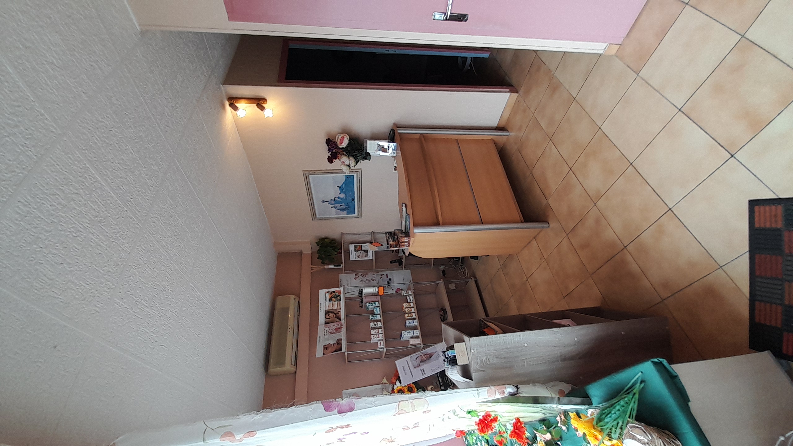 Situé sur un axe très passant en cœur de ville, avec des places de stationnement gratuites à proximité immédiate et tous les commerces à quelques pas, cet institut de beauté bénéficie d'un emplacement stratégique et d'une forte visibilité. 

Le salon, climatisé et opérationnel, est composé de plusieurs espaces bien agencés :  
- Une cabine de soins de 12m², confortable, cosy et bien isolée,
- Un accueil/boutique de 10m², permettant un contact agréable avec la clientèle et la vente de produits,
- Une pièce UV de 4m²,
- Une petite réserve pour le stockage et l'organisation du matériel.

L'ensemble est fonctionnel et exploitable immédiatement, même si quelques travaux de rafraîchissement (notamment peinture) sont à prévoir pour remise au goût du jour.

L'institut propose une large gamme de prestations : soins du visage et du corps, épilation, maquillage et manucure.

La clientèle est fidèle, variée et intergénérationnelle : de 12 à plus de 80 ans, composée majoritairement de femmes, mais incluant une part croissante d'hommes.

Opportunité idéale pour une esthéticienne souhaitant s'installer ou développer une activité existante.

➡ Accompagnement possible à la reprise.

Chiffre d'affaires moyen sur les trois dernières années : 52 000€ en progression.
Loyer : 537,78€/mois soit 6 453,36€/an.