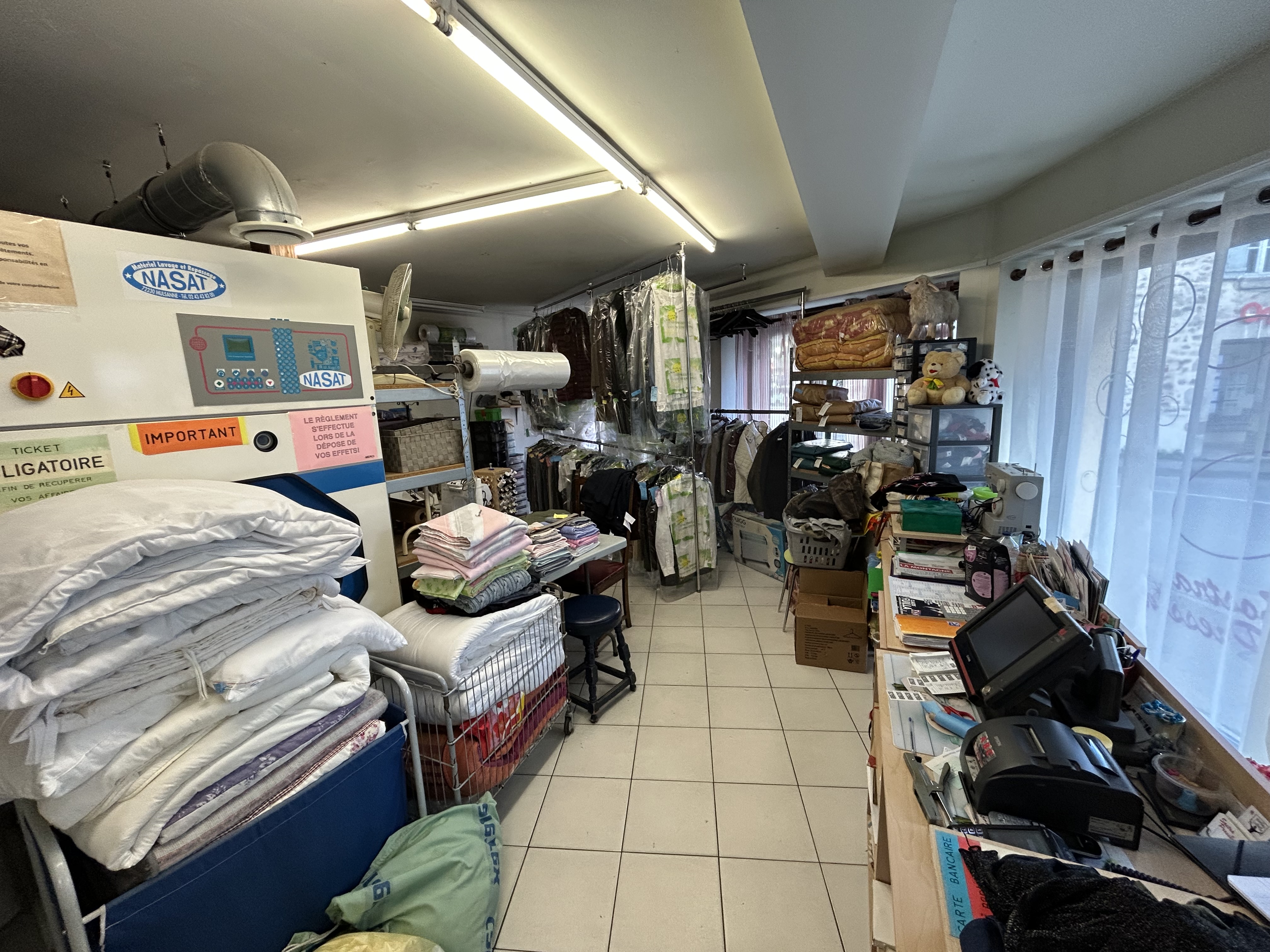 [COMMERCE A VENDRE] 📢

Opportunité d’entreprendre au cœur de la Ville de La Souterraine !

Un pressing / blanchisserie idéalement situé est actuellement à reprendre à La Souterraine. Une occasion intéressante pour un entrepreneur souhaitant s’implanter dans un commerce de proximité utile au quotidien.

📍 Un emplacement stratégique
Situé dans un secteur central dynamique et très fréquenté, ce commerce bénéficie d’une excellente visibilité avec 8 mètres de vitrine sur un axe passant. Sa localisation en cœur de ville, à proximité immédiate des autres commerces et avec des stationnements à proximité, assure un flux régulier de clientèle.
Atout majeur : aucune concurrence dans un rayon de plus de 20 km, offrant un potentiel de développement réel pour un repreneur.

📍Caractéristiques du local
• Surface commerciale : 68 m²
• Surface complémentaire : 10 m²
• Sanitaires
• Matériel inclus dans l’offre
• Loyer : 600 € / mois

💰 Conditions de cession
• Montant total : 58 300 €
• Prix de vente : 55 000 €
• Honoraires TTC à la charge de l’acquéreur : 3 300 € (6%)

📞 Informations et contact
Pour en savoir plus, contactez :
👉 Chambre de Commerce et d'Industrie de la Creuse : 05.55.51.96.69

🚀 Vous avez un projet entrepreneurial ? C’est peut-être l’occasion de vous lancer à La Souterraine.