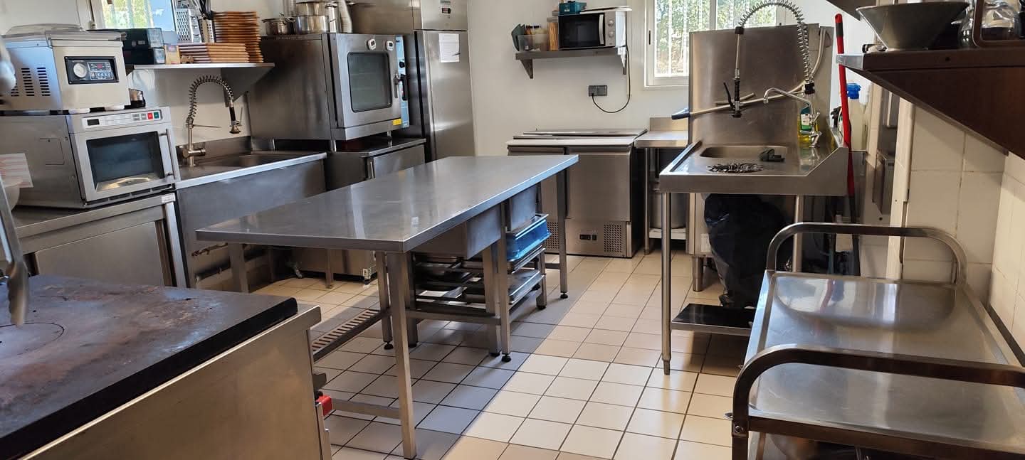 # À VENDRE # fonds de commerce # #RESTAURANT/ PIZZERIA#
#Le fougassais#  Mallefougasse-Augès 04230
Cette belle affaire est donc de nouveau disponible immédiatement.

Les atouts du local :
 * Clientèle fidèle,. Prêt à travailler, avec du matériel récent, grand parking au pied de la montagne de lure.

 * Très beau potentiel de développement (sur place, à emporter, livraison).

 * Outil de travail prêt à l'emploi.

Prix de cession : 60000 € négociable 

Loyer communal: 818€
Affaire idéale pour un professionnel de la restauration ou un couple de passionnés souhaitant s'installer rapidement.

Logement à l'étage  comprenant une chambre une salle de bain et une pièce principale avec mezzanine.
(Curieux s'abstenir, merci !)