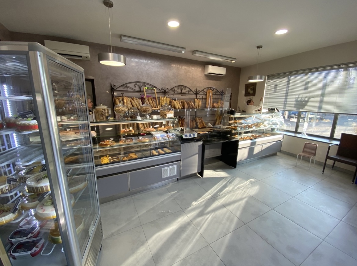 Unique Boulangerie Pâtisserie dans le village de Caderousse de 2800 habitants, sans concurrence, emplacement idéal.

Fond de commerce à vendre implanté depuis 35 ans, secteur Orange - Gard 

Boulangerie située sur l’artère principale à l’entrée du village avec facilité de stationnement.
Emplacement stratégique au carrefour du Vaucluse et du Gard.
Un environnement privilégié à deux pas des axes routiers, notamment autoroutes A7 / A9 et de la Via Rhôna et ses nombreux cyclistes.
Locaux entièrement rénovés et équipés de 230 m2 : magasin + laboratoire + atelier + possibilité appartement de fonction et également un plateau aménageable supplémentaire de 120m2.
Chiffre d’affaires HT 2024 : 345.000€ en progression 
Fort potentiel sur le développement de l’activité Snacking avec l’afflux de vélos de la Via Rhôna.
Bail neuf à la vente, loyer annuel 28.000€ HT 
Possibilité d’acheter les murs 400.000€ 
Pour plus de renseignement, n’hésitez pas à adresser un mail.