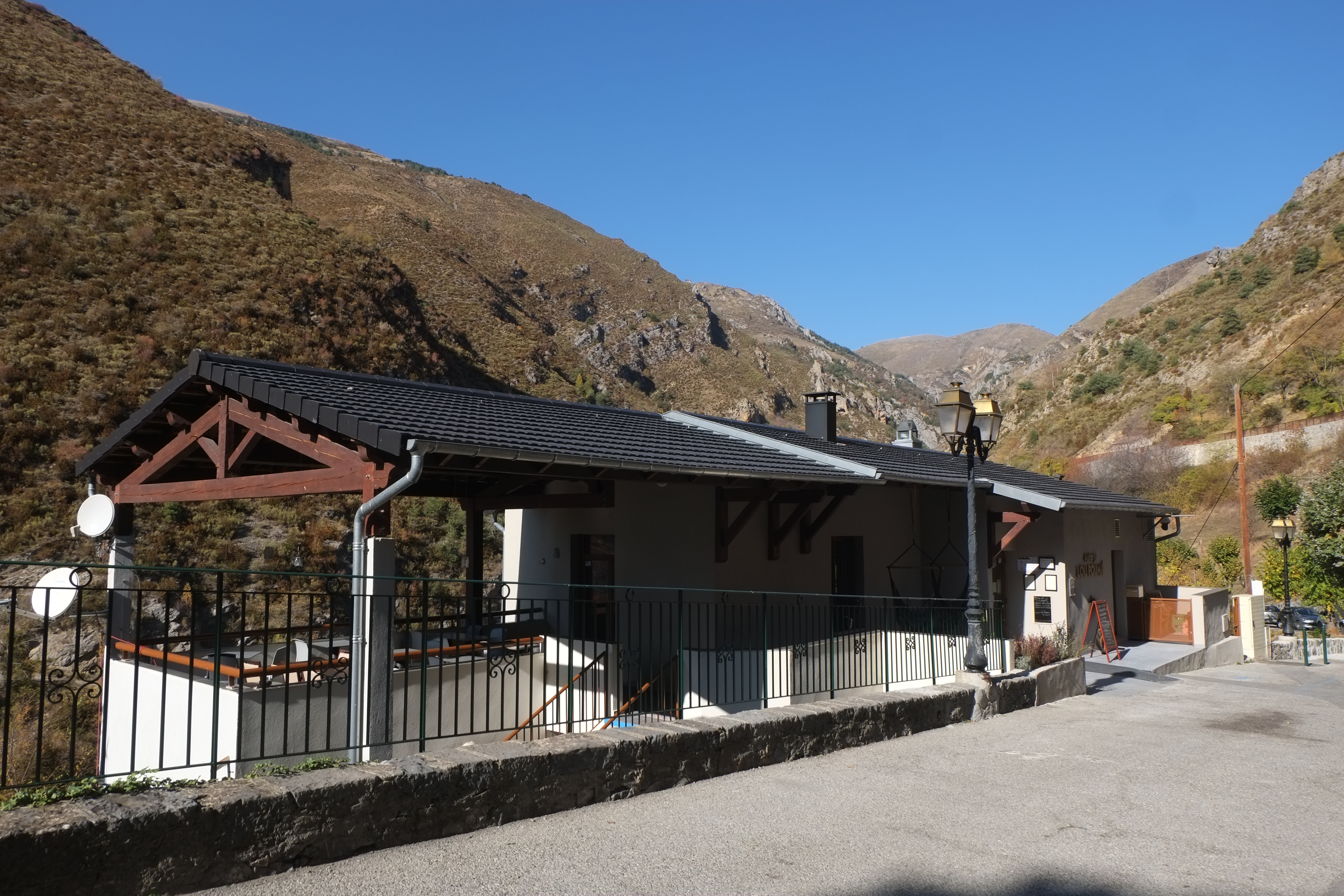 La commune de Pierlas dans les Alpes-Maritimes recrute un couple et fait appel à candidature pour la réouverture de son auberge' Lou Poumié' en Avril 2025. La commune est située à 1100 m 'altitude, à 65km de Nice, à 20km de Beuil-VaIberg station de ski.
Les locaux comprennent un Bar, un restaurant de 35 places plus une terrasse couverte de 30 places, un emplacement multi services, vente de produits locaux, informations touristiques et une cuisine entièrement équipée, le tout situé au RDC.
Niveau -1 : accessible par ascenseur et escalier, 3 chambres pour 2 personnes + blanchisserie
Niveau -2 : garage pour 2 roues et zone de détente
Mobilier intérieur et extérieur compris dans la location
Etablissement en conformité aux règles d'hygiène, de sécurité et d'accessibilité pour les
PMR
Il est prévu également la gestion de 3 gîtes communaux pouvant accueillir chacun 4 personnes.
Montant du loyer Auberge : 450 C H.T ( licence 4 incluse )/ mois Montant du loyer des gîtes: 180 C H.T/mois
L'exploitation est prévu dans le cadre d'un Bail dérogatoire de 24 mois.
Profil souhaité : bonne formation de base et expérience confirmé dans la restauration, apprécier la montagne et vivre dans un village médiéval.
Etablissement ouvert 11 mois sur 12, 7j / 7 les mois de juillet et août
Date limite de réception des candidatures 21 février