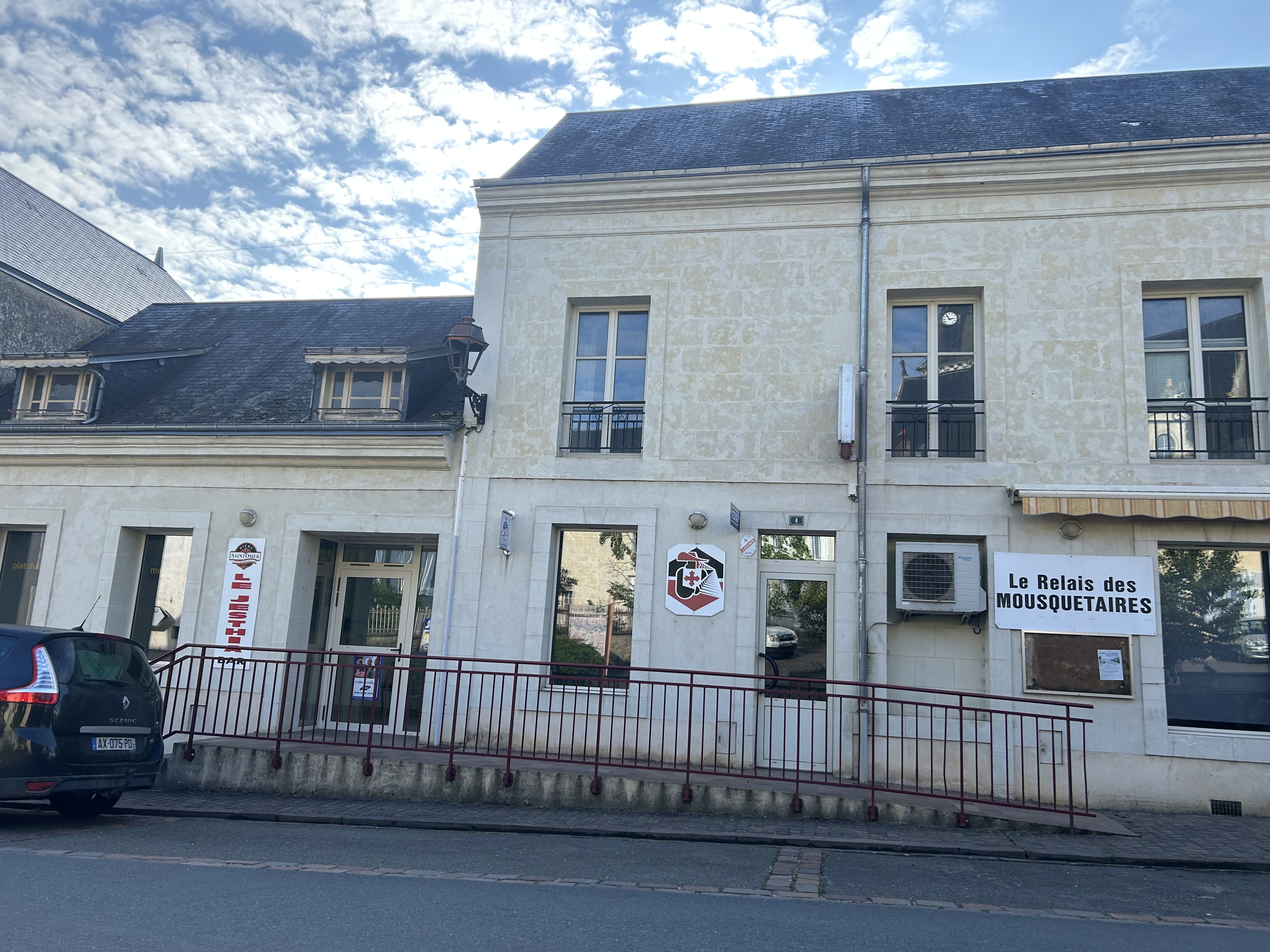 La commune de Courdemanche, 635 habitants dans le sud Sarthe, lance un appel à projets pour la reprise de son commerce multi-services. 
Café gourmand? Epicerie de proximité? Restaurant traditionnel? Ou pourquoi pas les trois à la fois?
C'est l'opportunité unique de redonner vie à un lieu convivial et essentiel pour nos habitants.
Nous recherchons une ou plusieurs personnes prêtes à s'investir dans la vie locale.