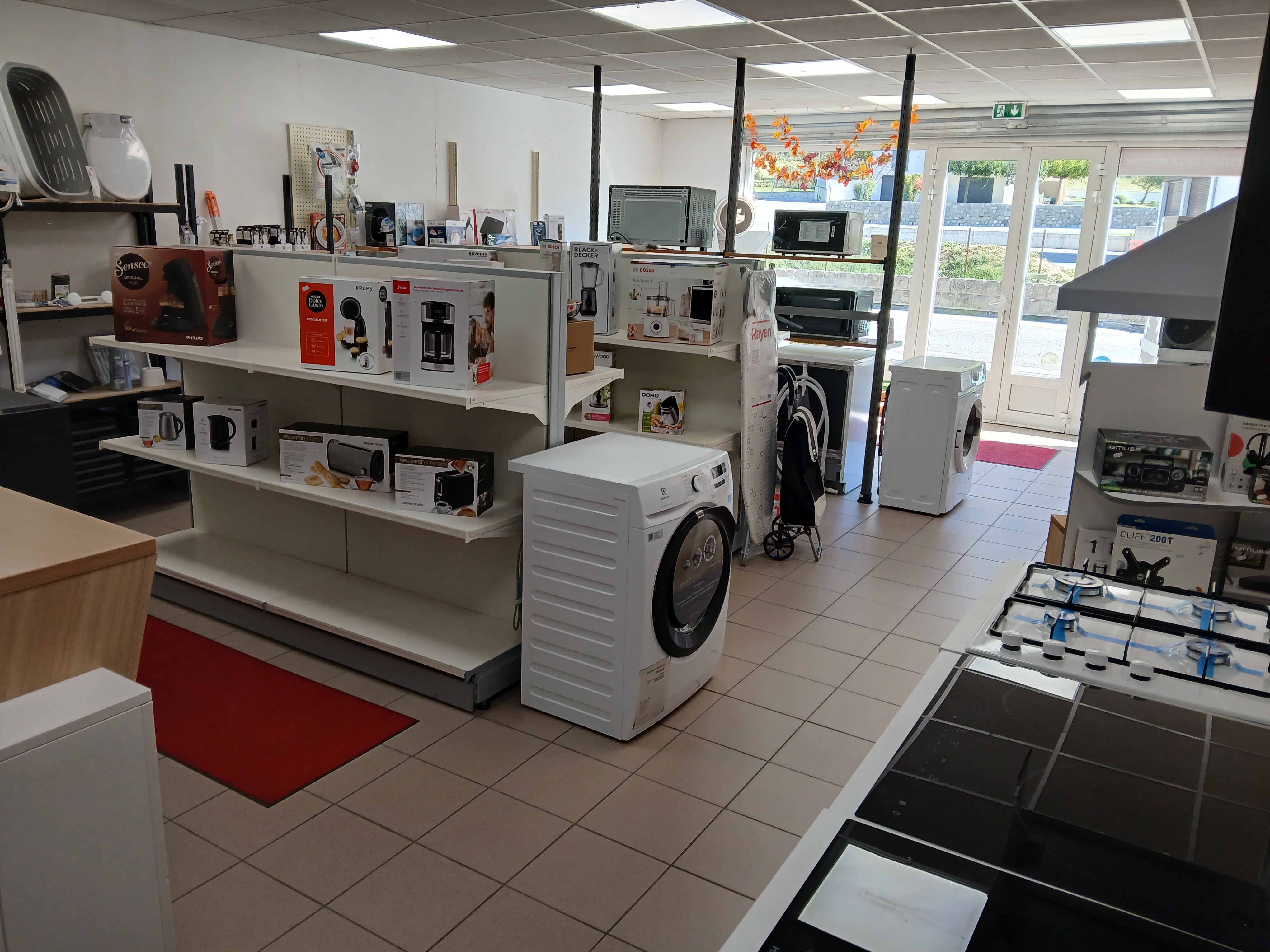 Fond de commerce d'un magasin de vente, dépannage et livraison d'équipement de la maison (électroménager, petit ménager, tv, hi-fi, literie) à vendre.  Service d'installation et dépannage d'antenne (hertzien / satellite) chez les particuliers et dans les copropriétés.

Grand magasin d'environ 160m² tout équipé, grand garage attenant, équipement complet pour les interventions et un véhicule utilitaire. Magasin travaillant sur un large secteur jusqu'à 1h de route (Station de Ski, Foux d'Allos, Valberg, Haut Verdon, Castellane...)

Stock possible en supplément. 

Possibilité de vente de maison récente dans un village voisin.
