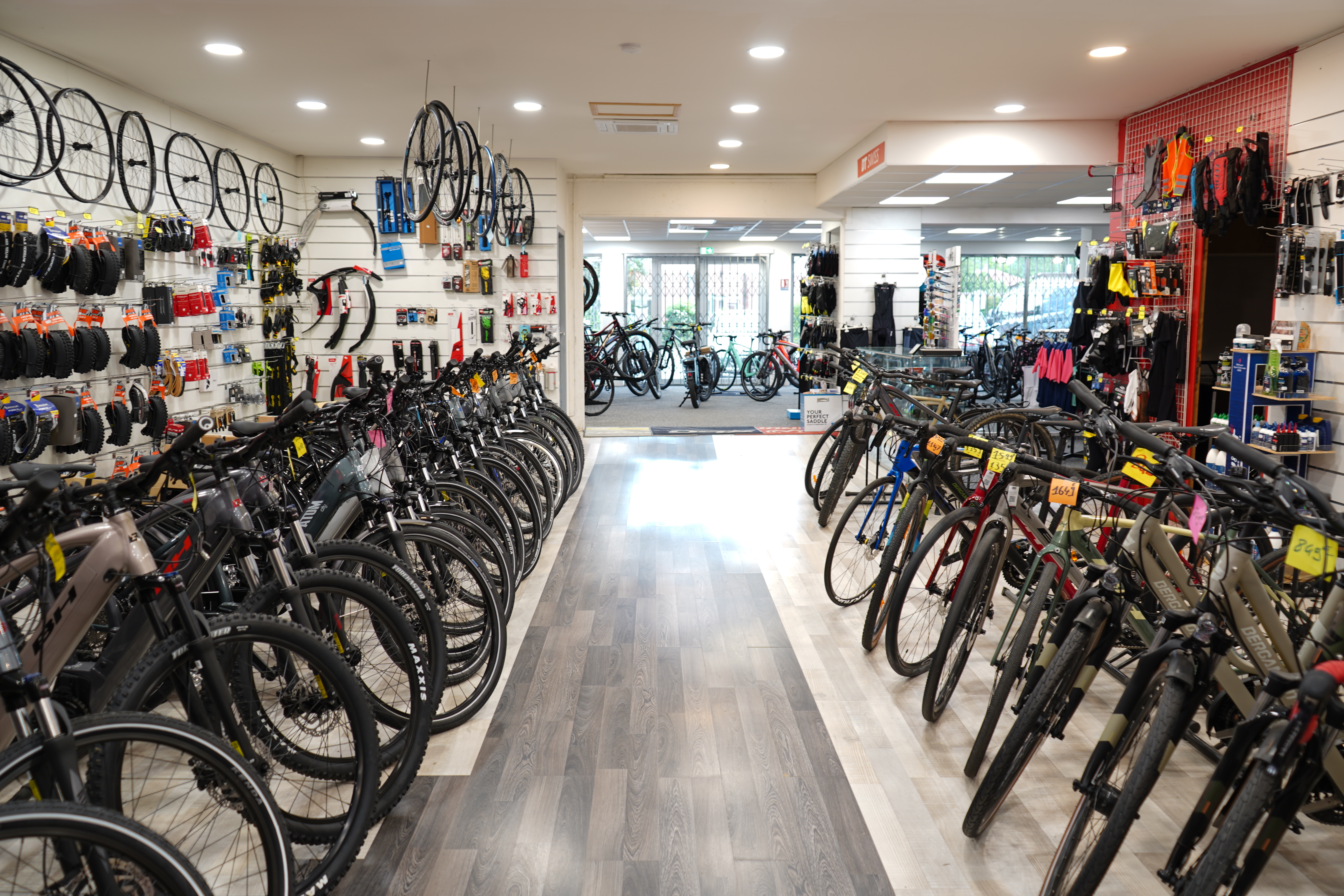 magasin de cycles idéalement placé  avec notamment un maillage  de voies cyclables et touristiques
de plein pied avec une bonne visibilité locale, doté d'une grande façade et d'un parking privé devant le bâtiment 
entretien et réparation VTT, VAE et route
reconnu localement pour la qualité de ses services, son portefeuille client et sa rentabilité
potentiel de développement important
2 salariés
surface totale 308 m2 dont 207 m2 espace commercial, 29 m2 atelier et 72 m2 de stockage
loyer actuel de 2100 euros TTC