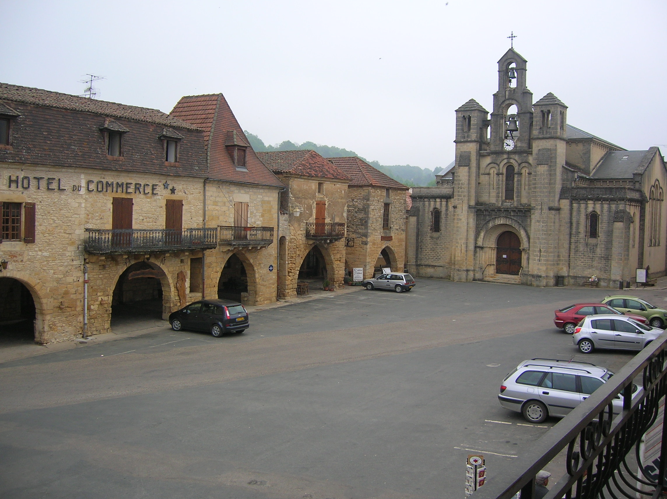 Boucherie charcuterie traiteur de proximité dans un très beau village de Dordogne touristique avec une belle fréquentation toute l'année. Nous avons sur cette commune tous les commerces et service de proximité . Nous réalisons un chiffre d'affaire de 700 000 € avec a la fois une activité sédentaire à Villefranche du Périgord et nous sommes présent sur trois marché du lot commune limitrophe ou nous réalisons 50 % du chiffres avec un camion magasin.
Deux salariés dont un a mi temps et moi même gérant.
Nous serons a votre disposition pour tout renseignement et  pour vous accompagner à la reprise de notre commerce. 
MUR ET FOND 490 000 € ou  180 000 € FOND ET LOCATION MUR 950 € ET HABITATION INDISSOCIABLE 950 € de 200 m2