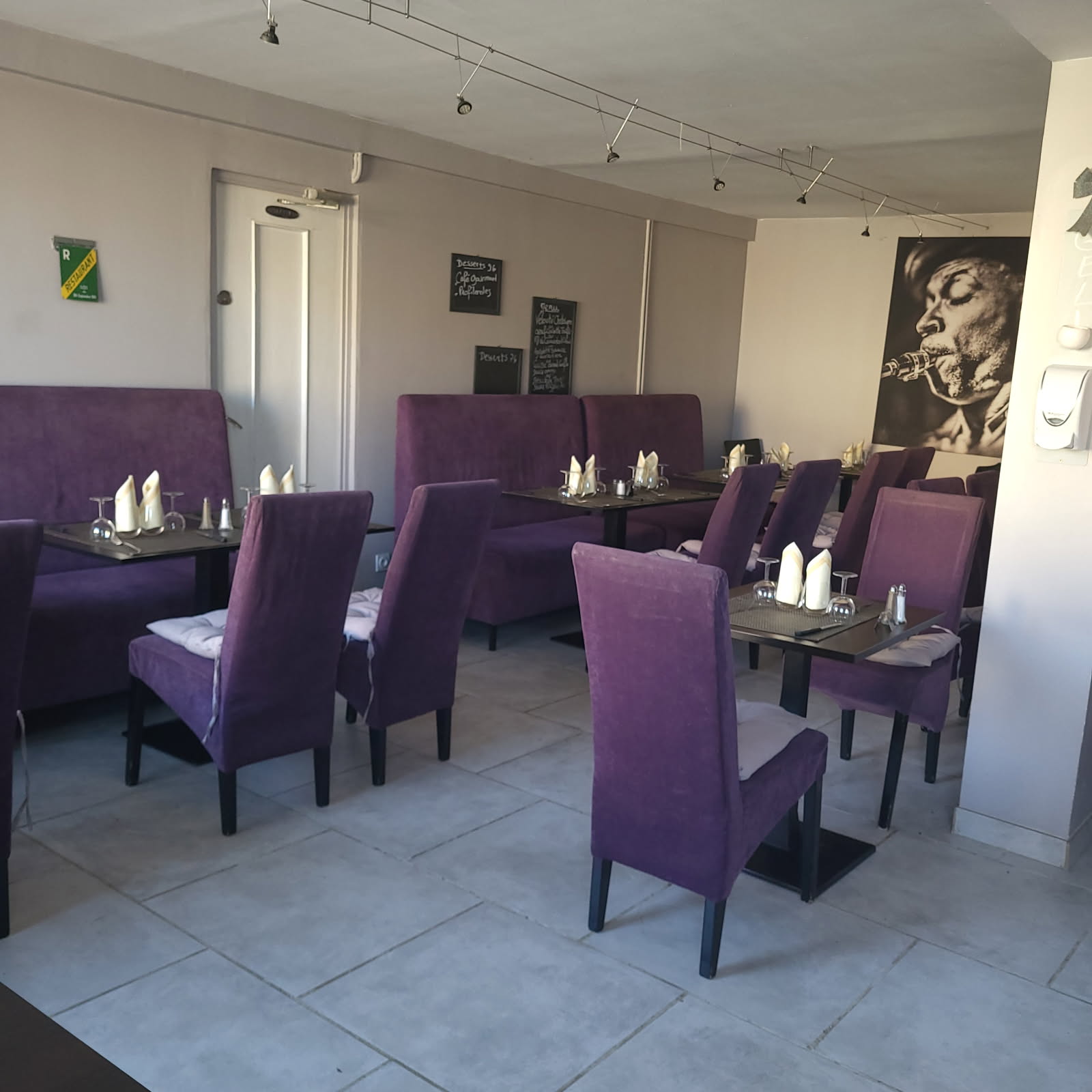 ond de commerce Restaurant - pizzeria

A vendre pour cause de santé. À proximité de Moustiers-Sainte-Marie (04) – Idéalement situé à seulement 12 km de l'un des plus beaux villages de France, au cœur d'un secteur touristique très fréquenté.

Cet ensemble immobilier complet comprend :
Un restaurant / pizzeria entièrement équipé
Salle de restaurant d'une trentaine de couverts
Grande terrasse couverte et terrasse ombragée d'environ 100 couverts
Cuisine fonctionnelle avec espace plonge et dessert, chambre froide positive, chambre froide négative et deux réserves
Grand parking privatif pour la clientèle
Trois garages.

Deux logements indépendants :

Un T3 spacieux, cuisine ouverte, séjour, une suite parentale, une chambre avec sa salle d'eau, toilette séparé.
Un T2 confortable, idéal pour loger le personnel ou générer un revenu locatif complémentaire
Ce bien offre un fort potentiel commercial dans une zone prisée des vacanciers, proche des lacs et des gorges du Verdon. Une belle opportunité pour un couple de restaurateurs ou un investisseur cherchant un ensemble complet avec rentabilité et qualité de vie.
loyer des murs 1300 € TTC
Affaire saine. A voir rapidement.