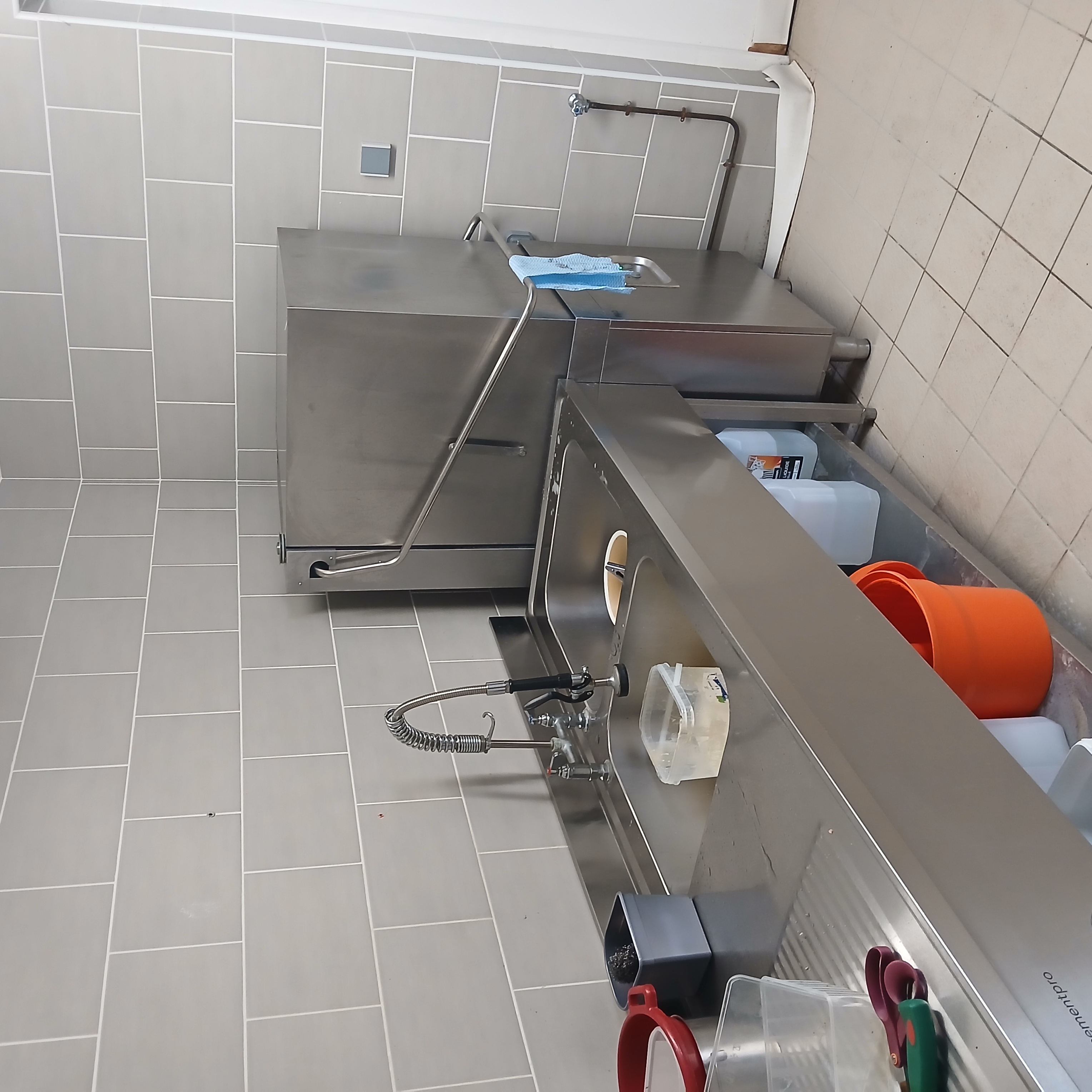À VENDRE – CRÊPERIE CLÉ EN MAIN – PRÊTE À EXPLOITER
Saisissez une belle opportunité !
Cause nouveau projet, cède fonds de commerce (25 000 €) et droit au bail (35 000 €) d'une crêperie toujours en activité, entièrement équipée et immédiatement exploitable.
L'établissement offre un cadre chaleureux avec 28 places en salle et 20 places en terrasse, permettant d'accueillir une clientèle locale comme touristique.
