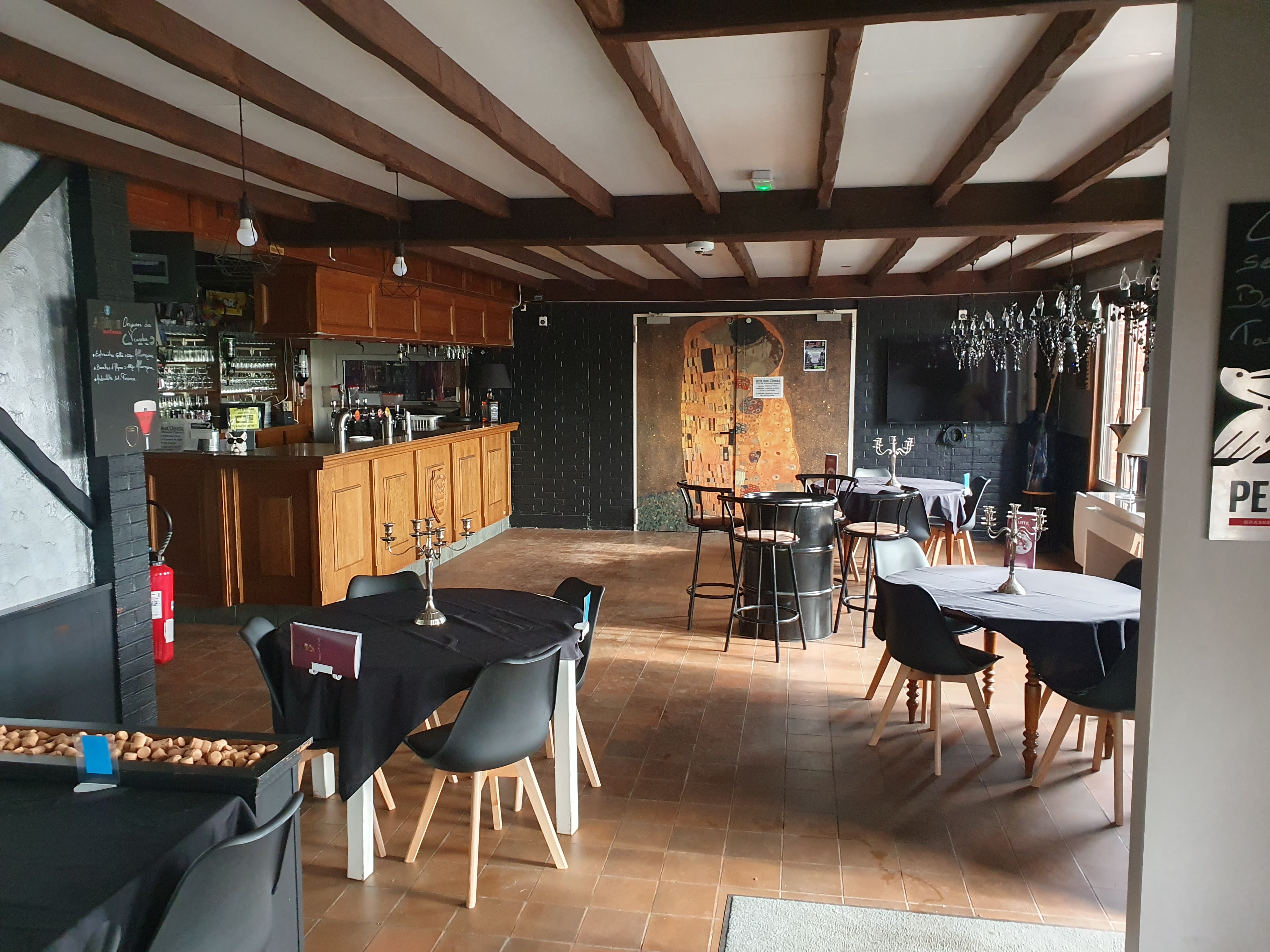 BAR LICENCE IV - RESTAURANT - DANCING - SPECTACLES

Dans l'Avesnois, superbe affaire, bar,restaurant, Dancing, boite de nuit incontournable dans la région et face route principale très fréquentée. Grande notoriété depuis 1979. 40m de façade et vaste parking voitures, autocars... L'ensemble (en parfait état et aux normes) sur 1.300m2 avec salle restaurant spectacles pour 450 personnes, bar/restaurant de 130m2 + salle de 150m2, 110m2 de cuisine, réserves. Appartement spacieux 3 à 4 chambres, salon, séjour, cuisine, salle de bains et insert à bois. C.A. avec grand potentiel, contrats assurés jusqu'à fin 2026. Rentabilité importante. Loyer : 2.230€ TC. Réelle opportunité à saisir. Accompagnement assuré.

Fonds: 380.000€, négociable
Tout renseignement au 06.19.46.09.89